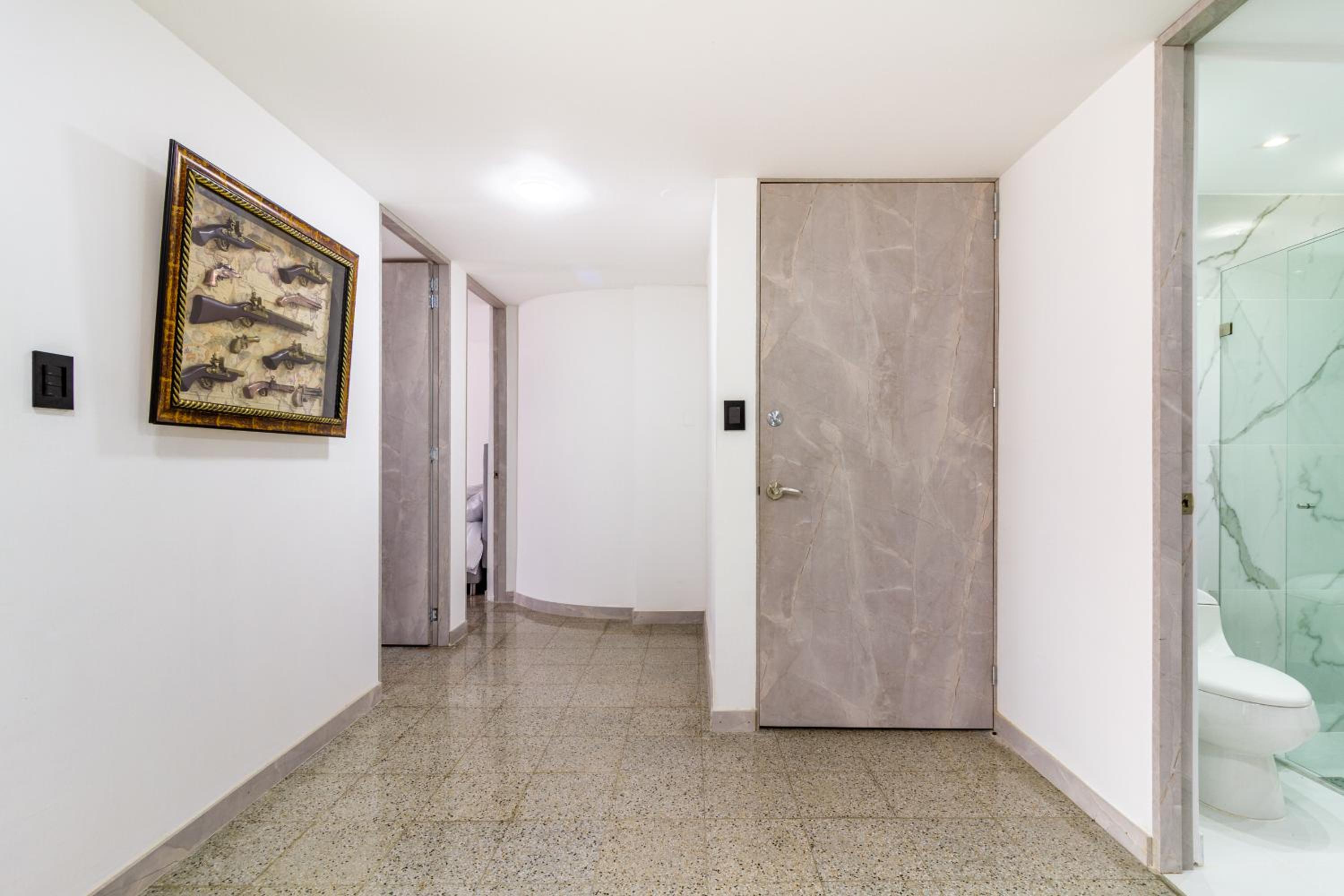 2-minutes walk away from La 70 Laureles.