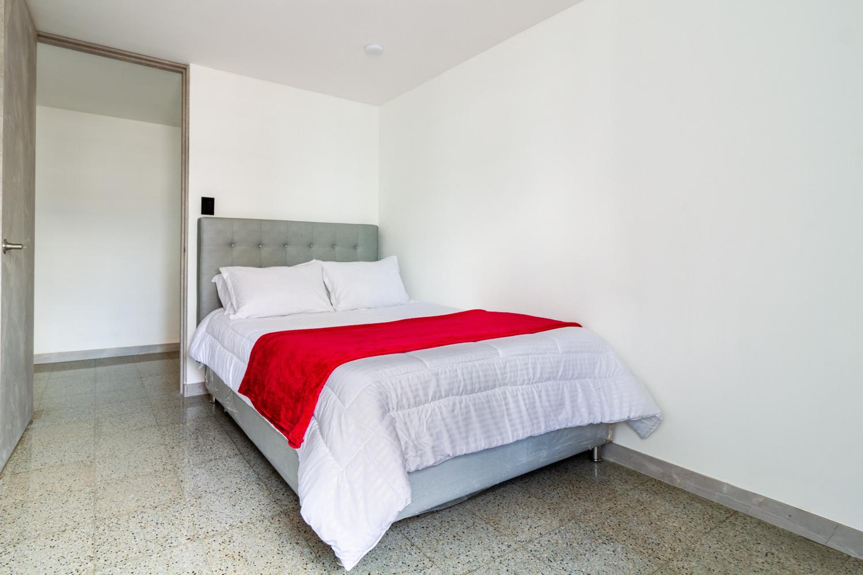 2-minutes walk away from La 70 Laureles.