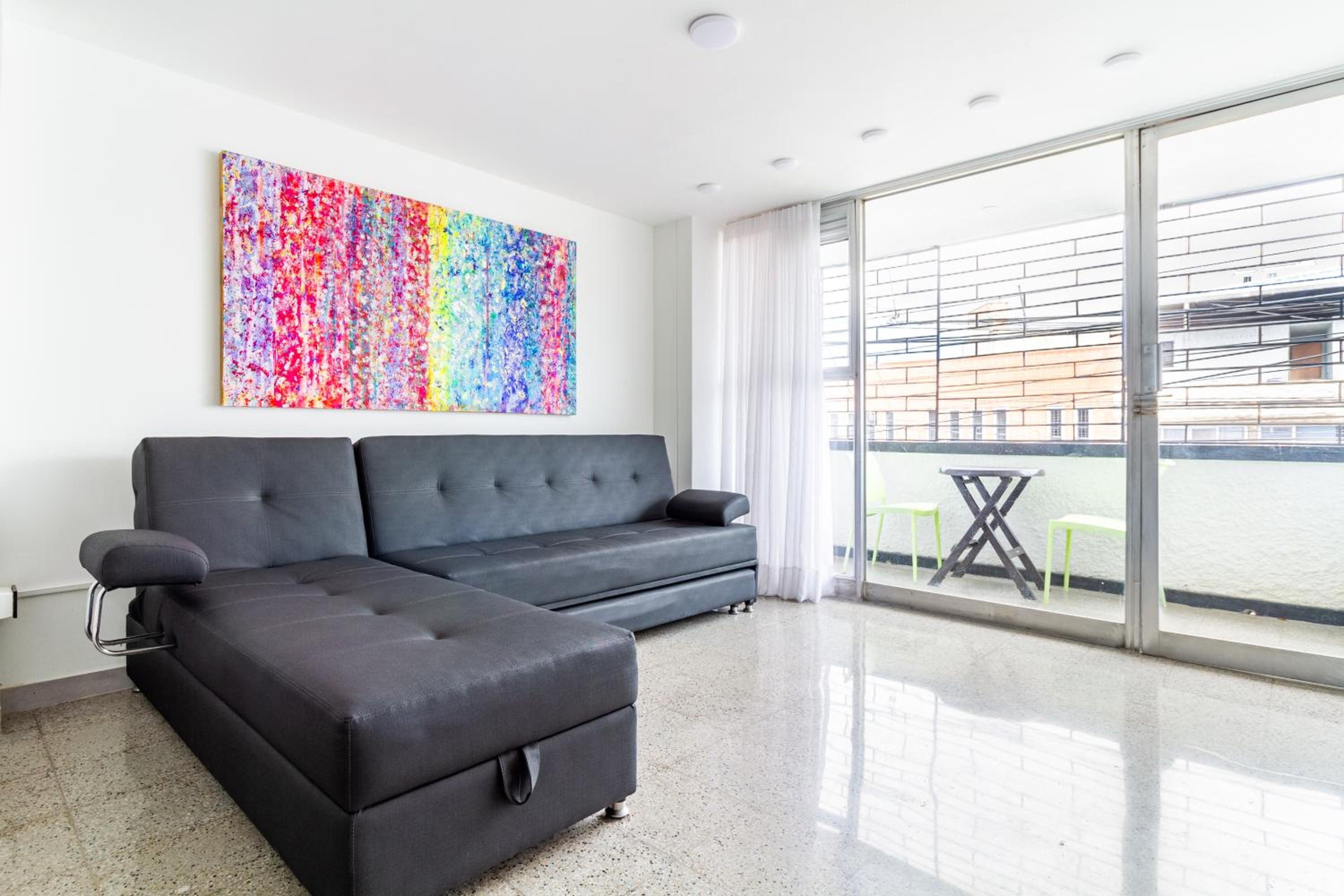 2-minutes walk away from La 70 Laureles.