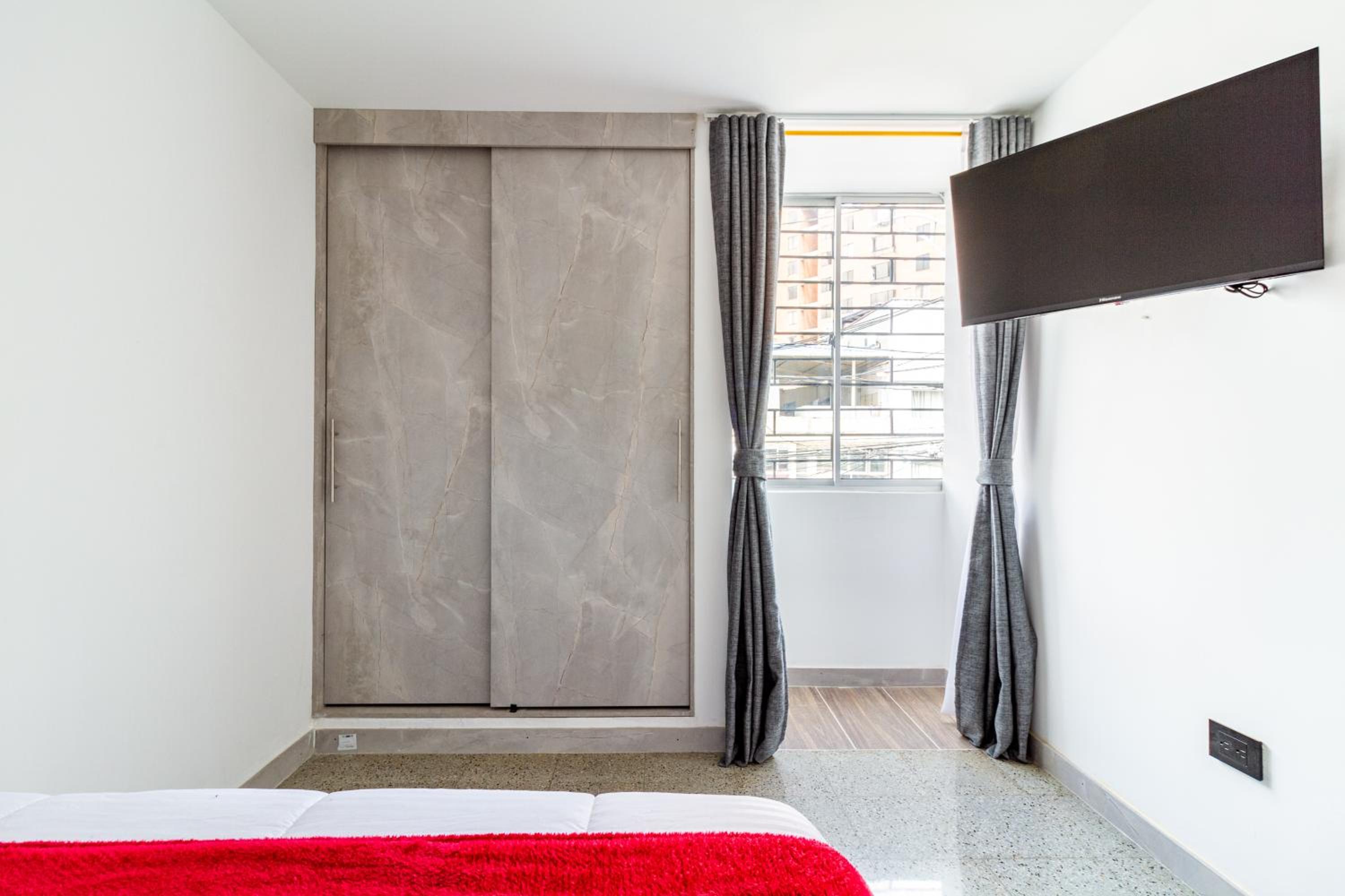 2-minutes walk away from La 70 Laureles.