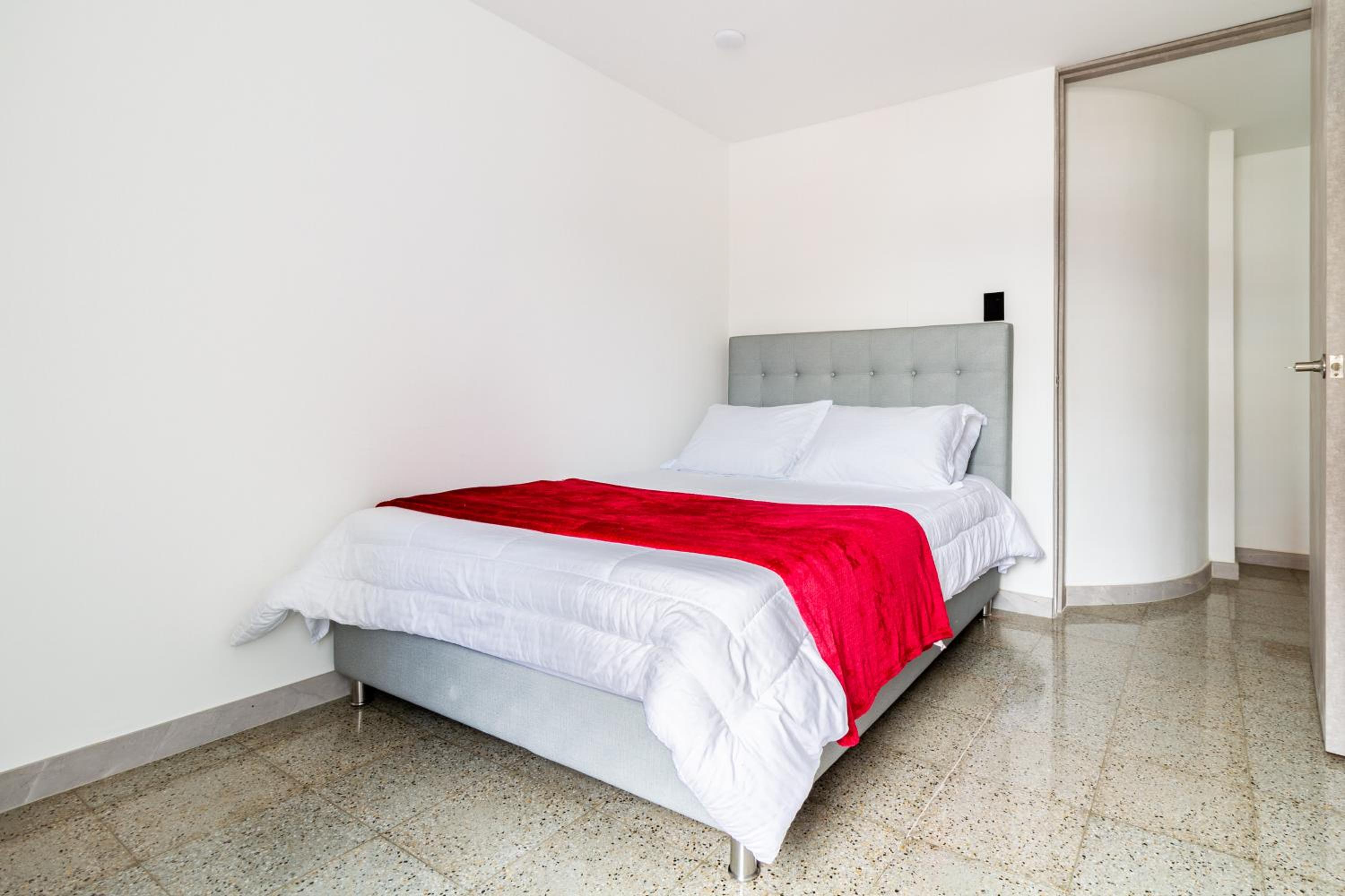 2-minutes walk away from La 70 Laureles.