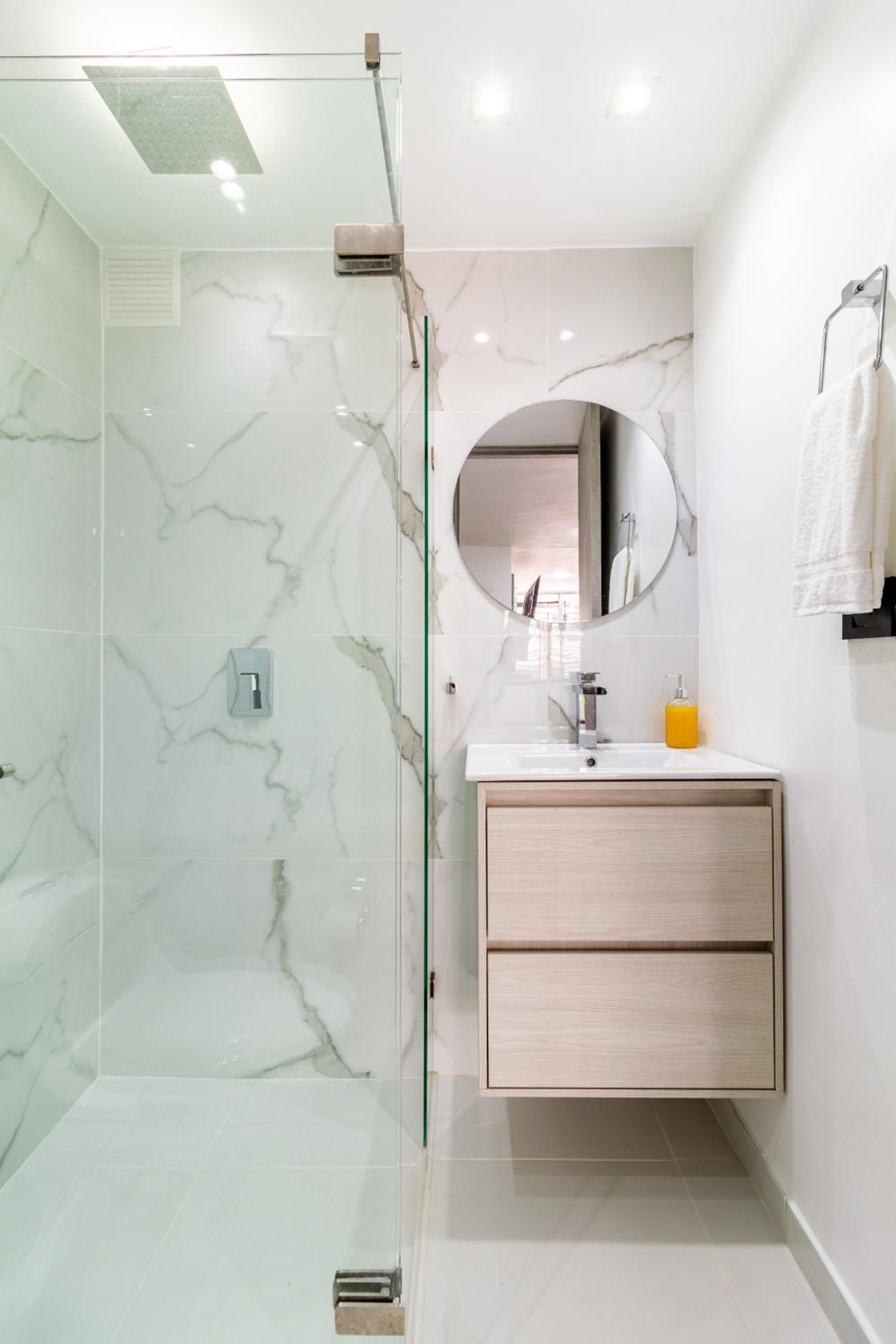 2-minutes walk away from La 70 Laureles.