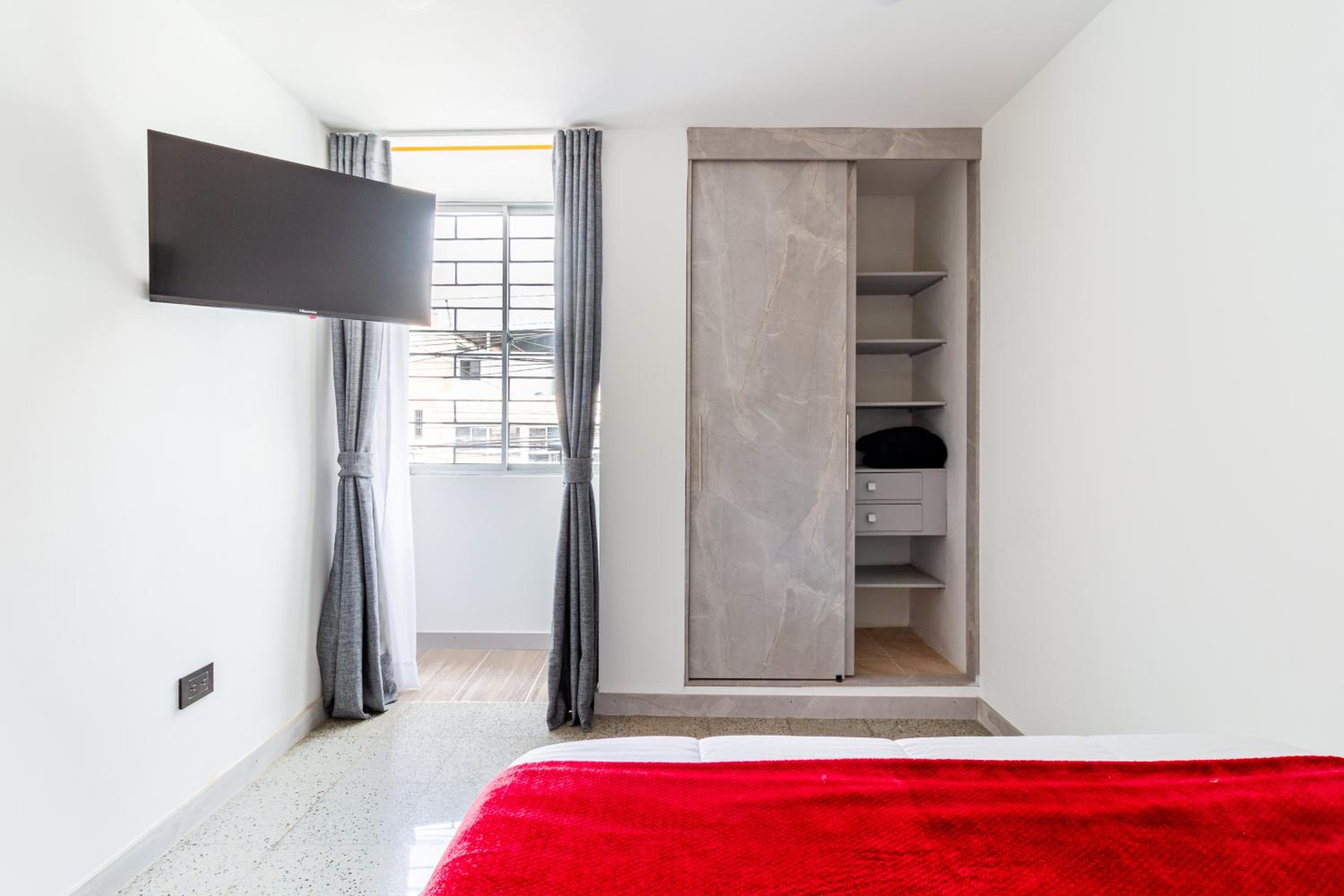 2-minutes walk away from La 70 Laureles.