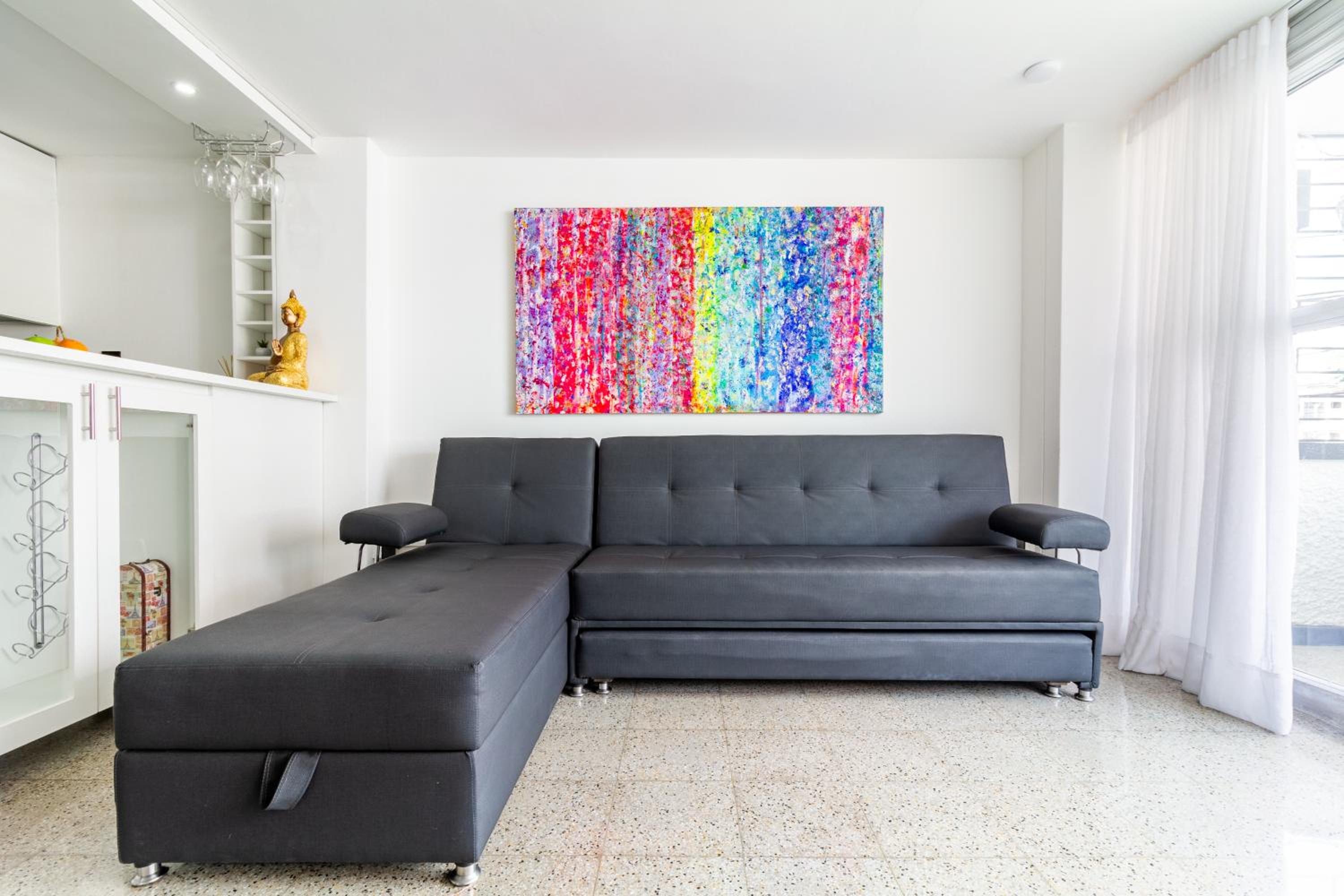 2-minutes walk away from La 70 Laureles.