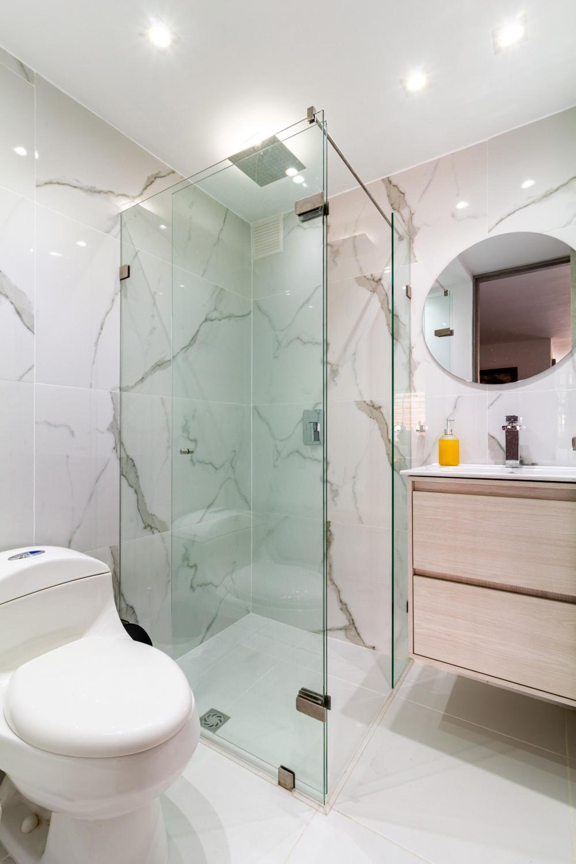 2-minutes walk away from La 70 Laureles.