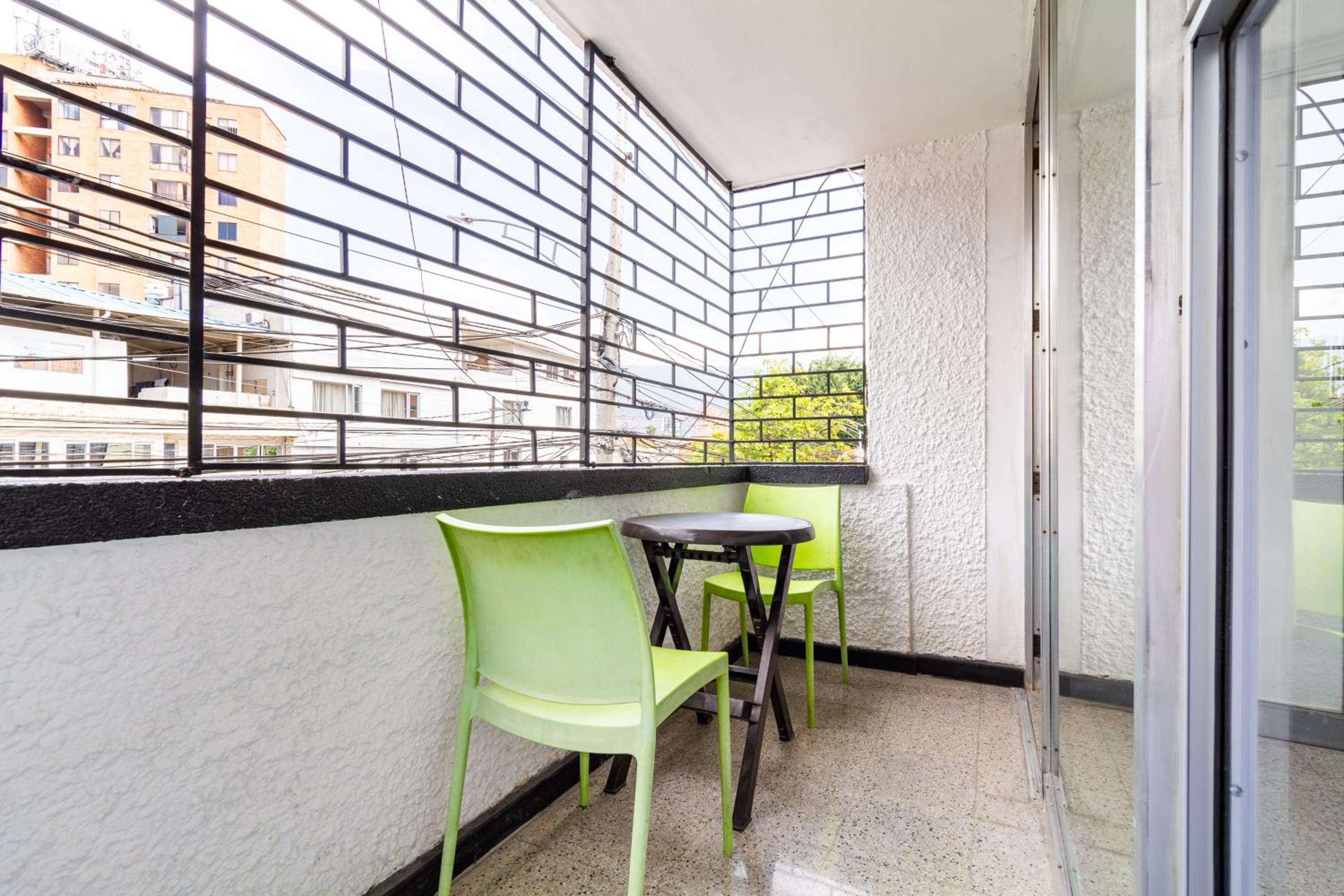 2-minutes walk away from La 70 Laureles.