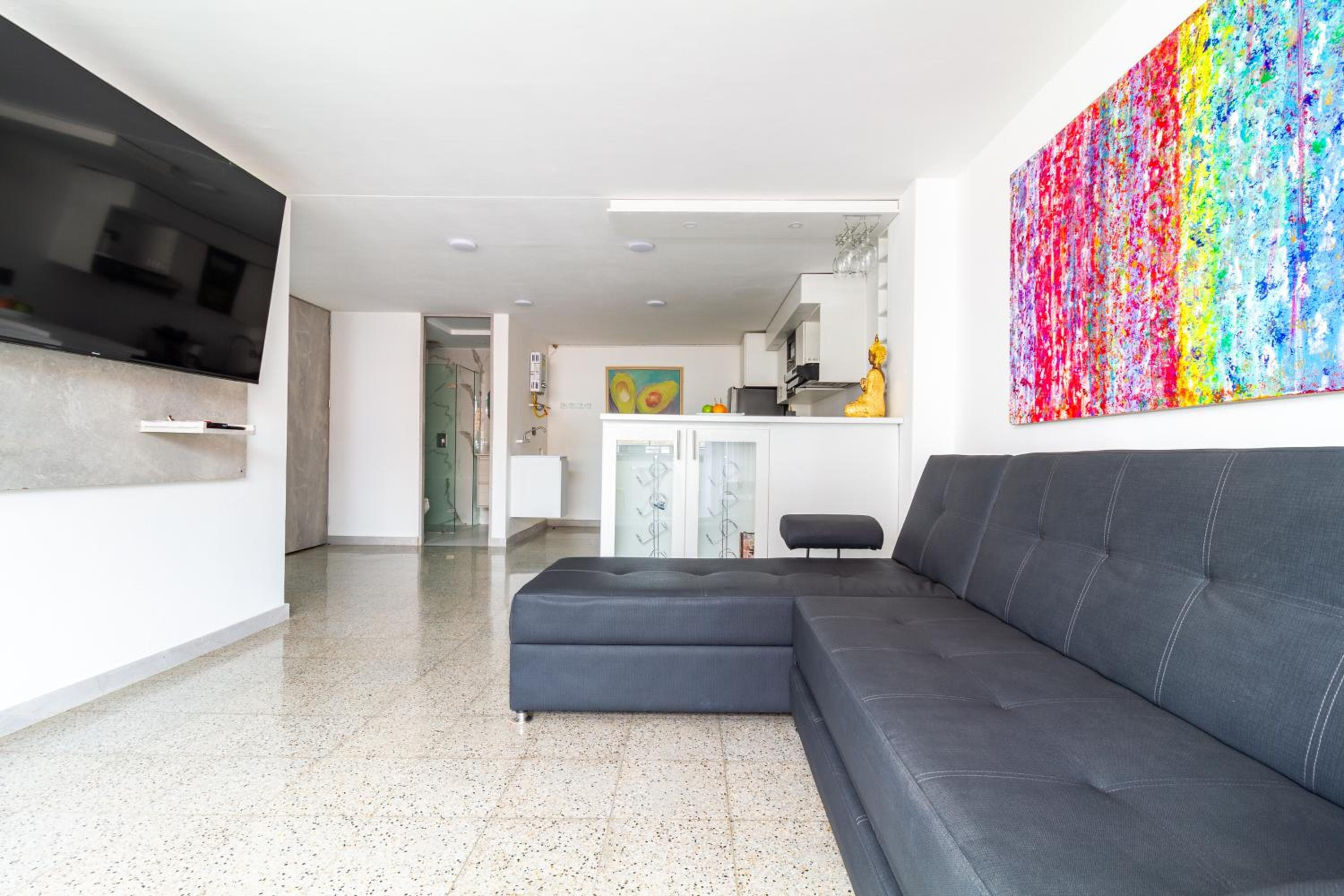2-minutes walk away from La 70 Laureles.