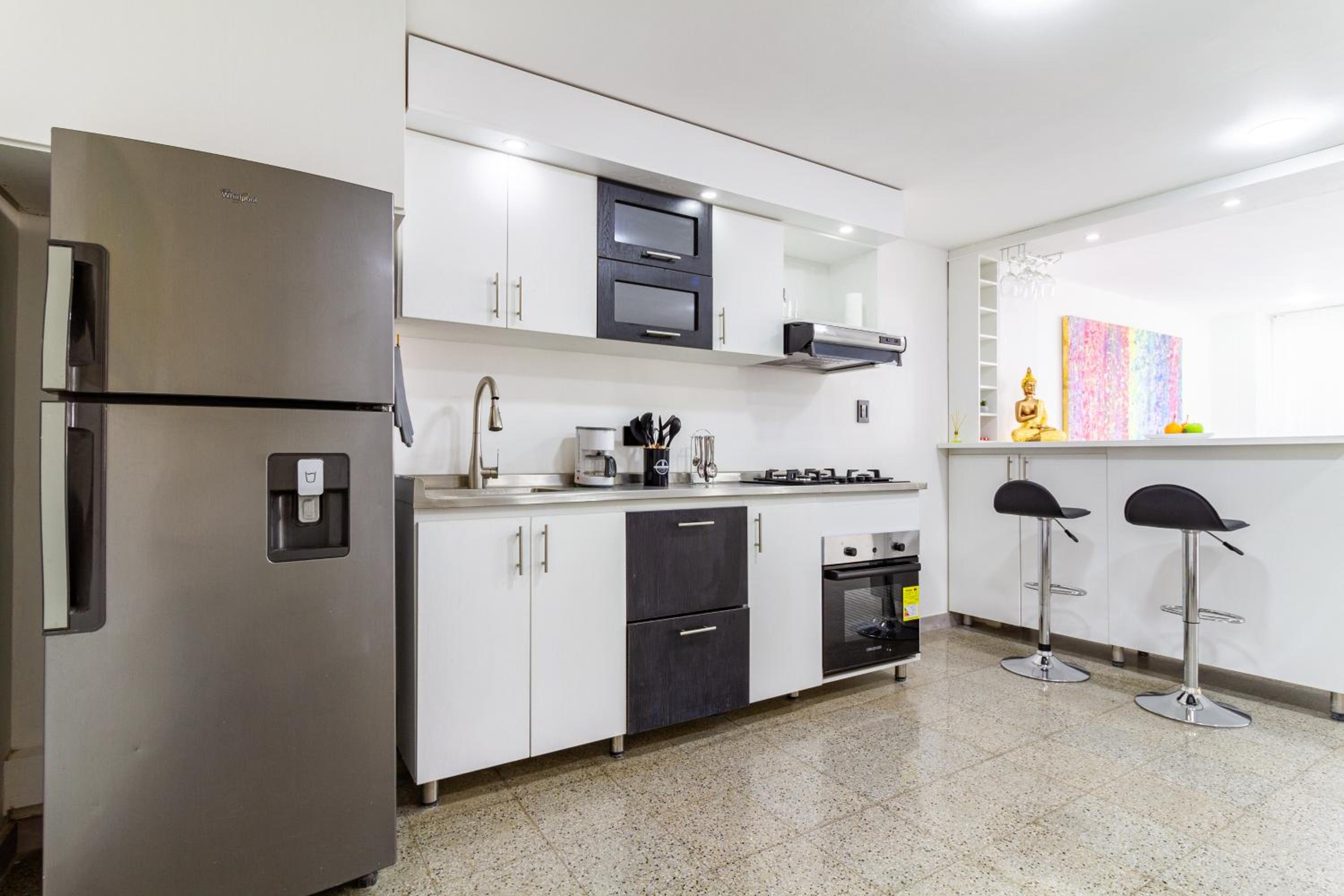 2-minutes walk away from La 70 Laureles.