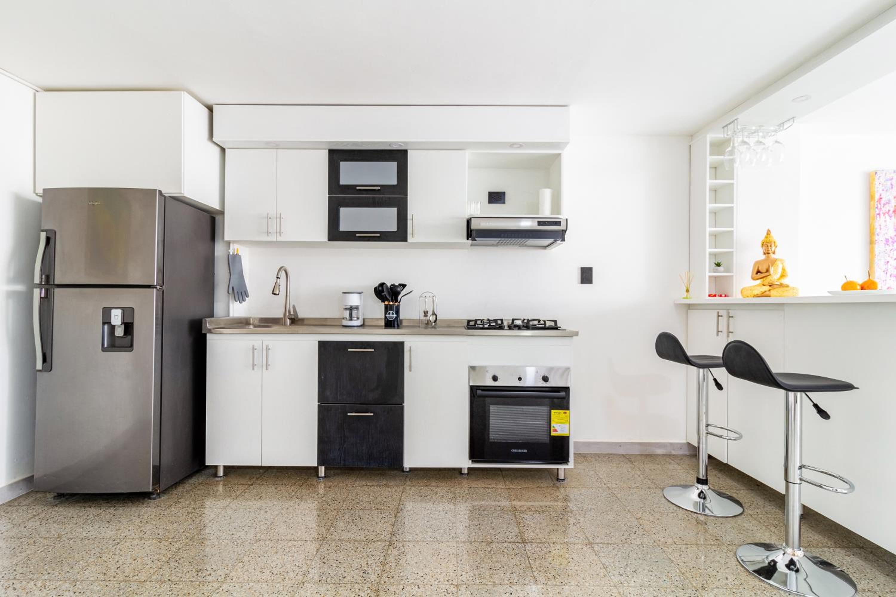 2-minutes walk away from La 70 Laureles.