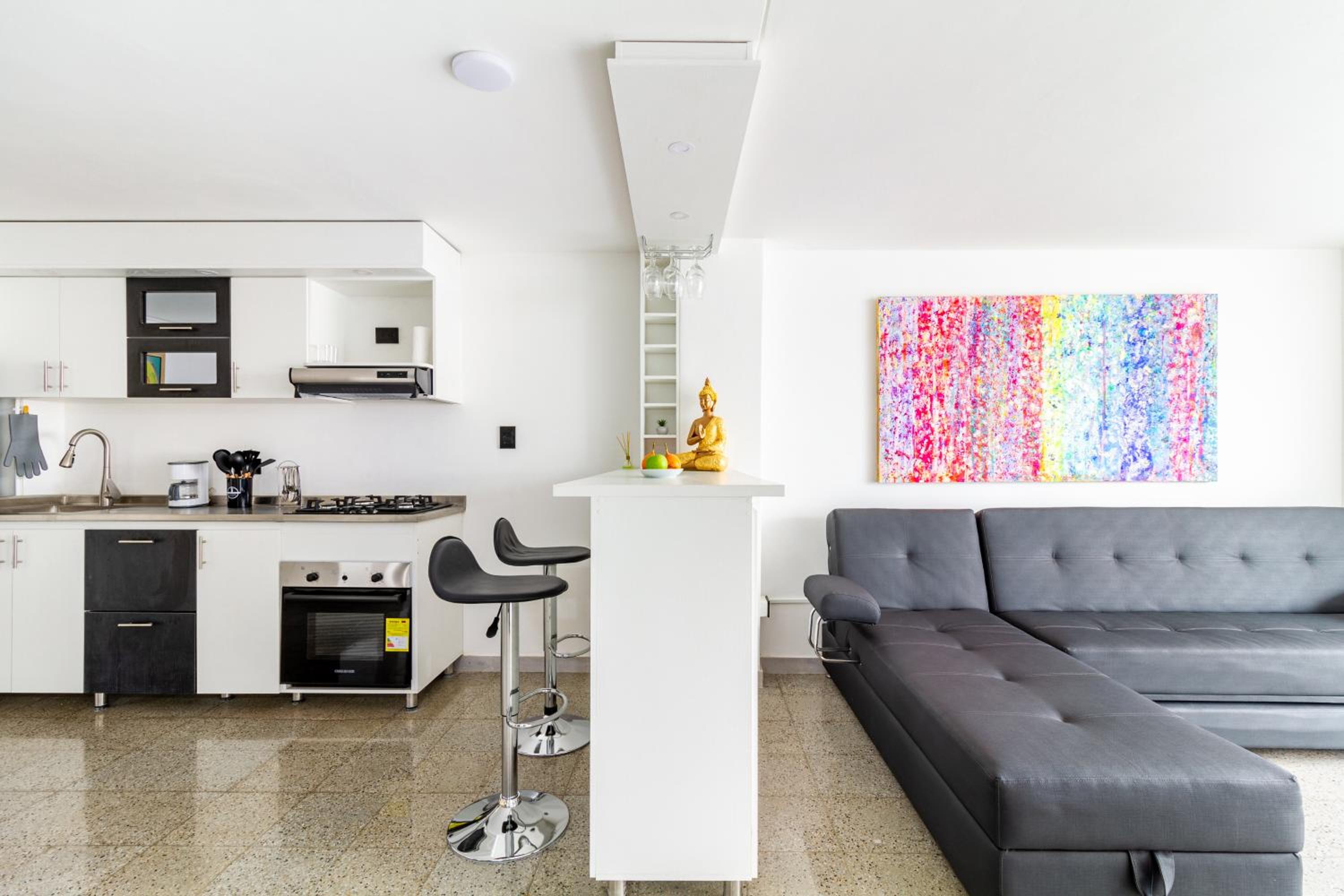 2-minutes walk away from La 70 Laureles.