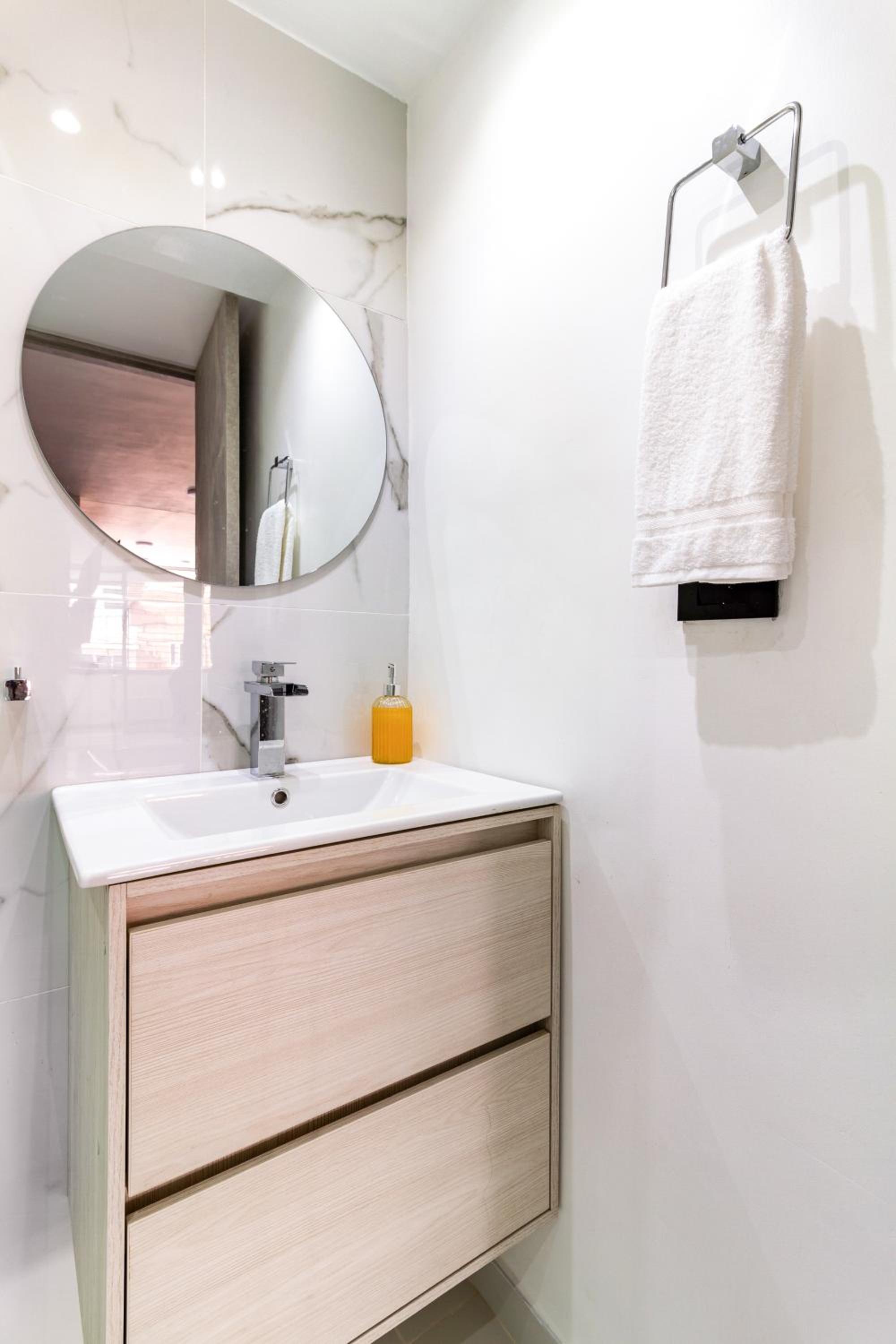 2-minutes walk away from La 70 Laureles.