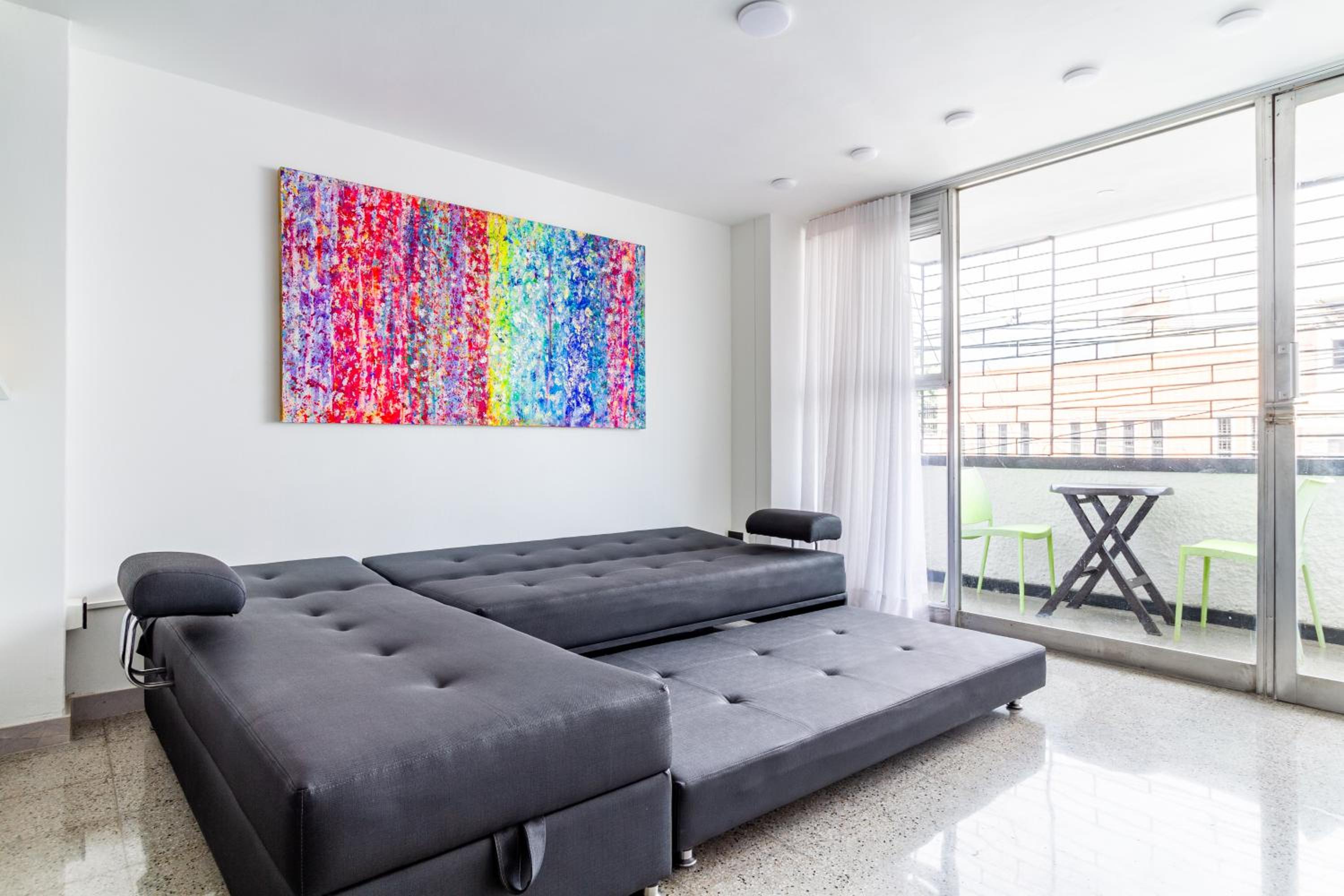 2-minutes walk away from La 70 Laureles.