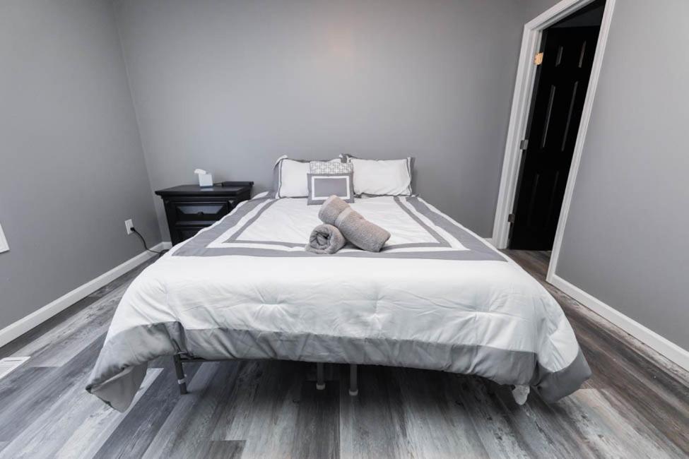 Bloomington Vacations - Hoosier Dugout Den - Property Image 4