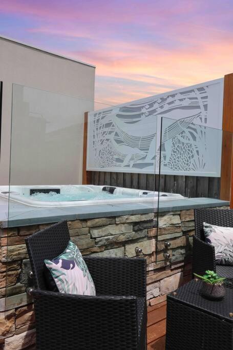 OG Spa Retreat- 3 bedroom, Spa, Central, Aircon