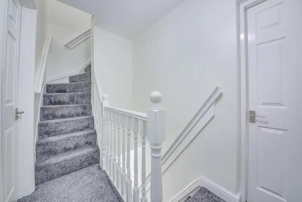 Spacious 4 Bed - Near Amenities view 2