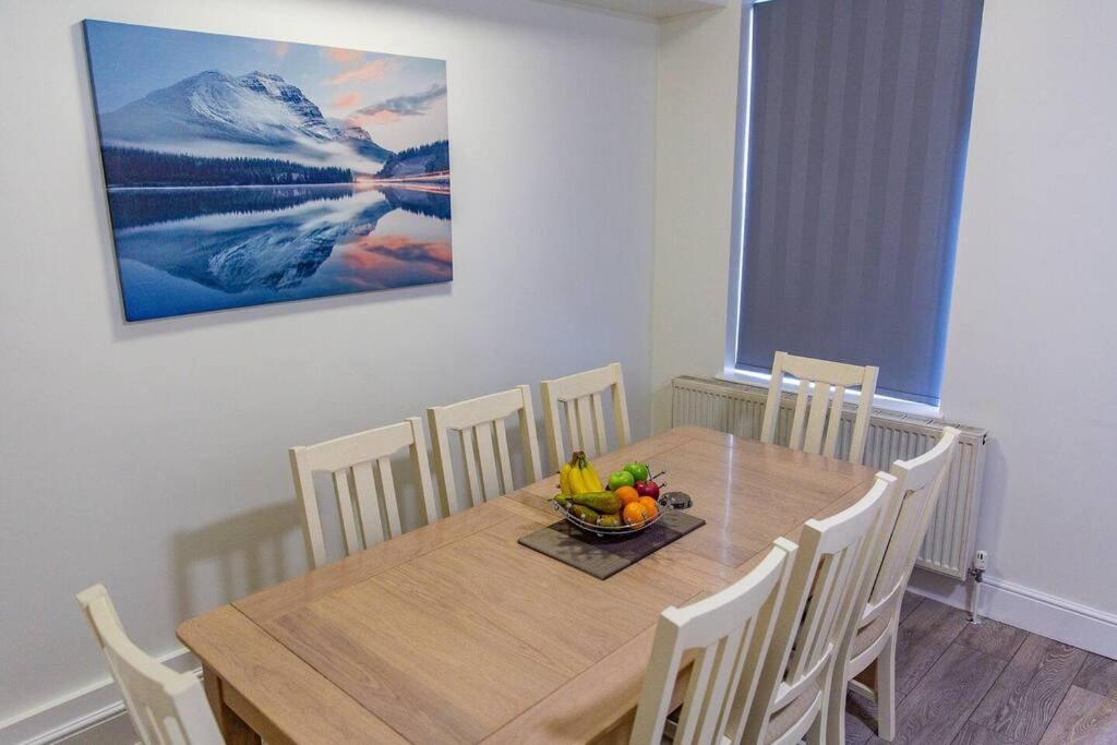 Spacious 4 Bed - Near Amenities view 3