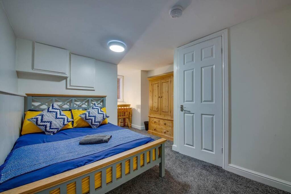 Spacious 4 Bed - Near Amenities view 5