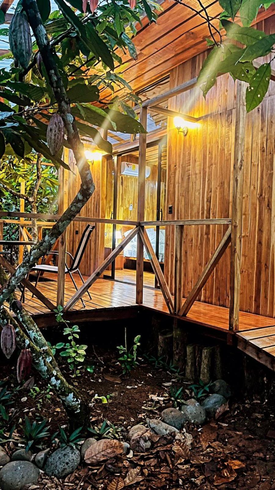 Río Celeste, Cacahua Lodge