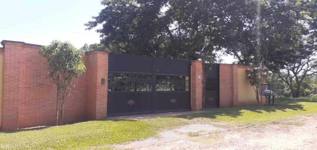 7 QUARTOS, sendo 6 SUÍTES, PISCINA AQUECIDA borda infinita na REPRESA de DELFINÓPOLIS
