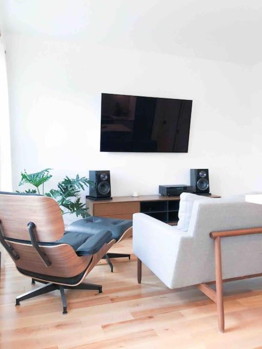Airy, modern Penthouse in a Brooklyn Brownstone view 2