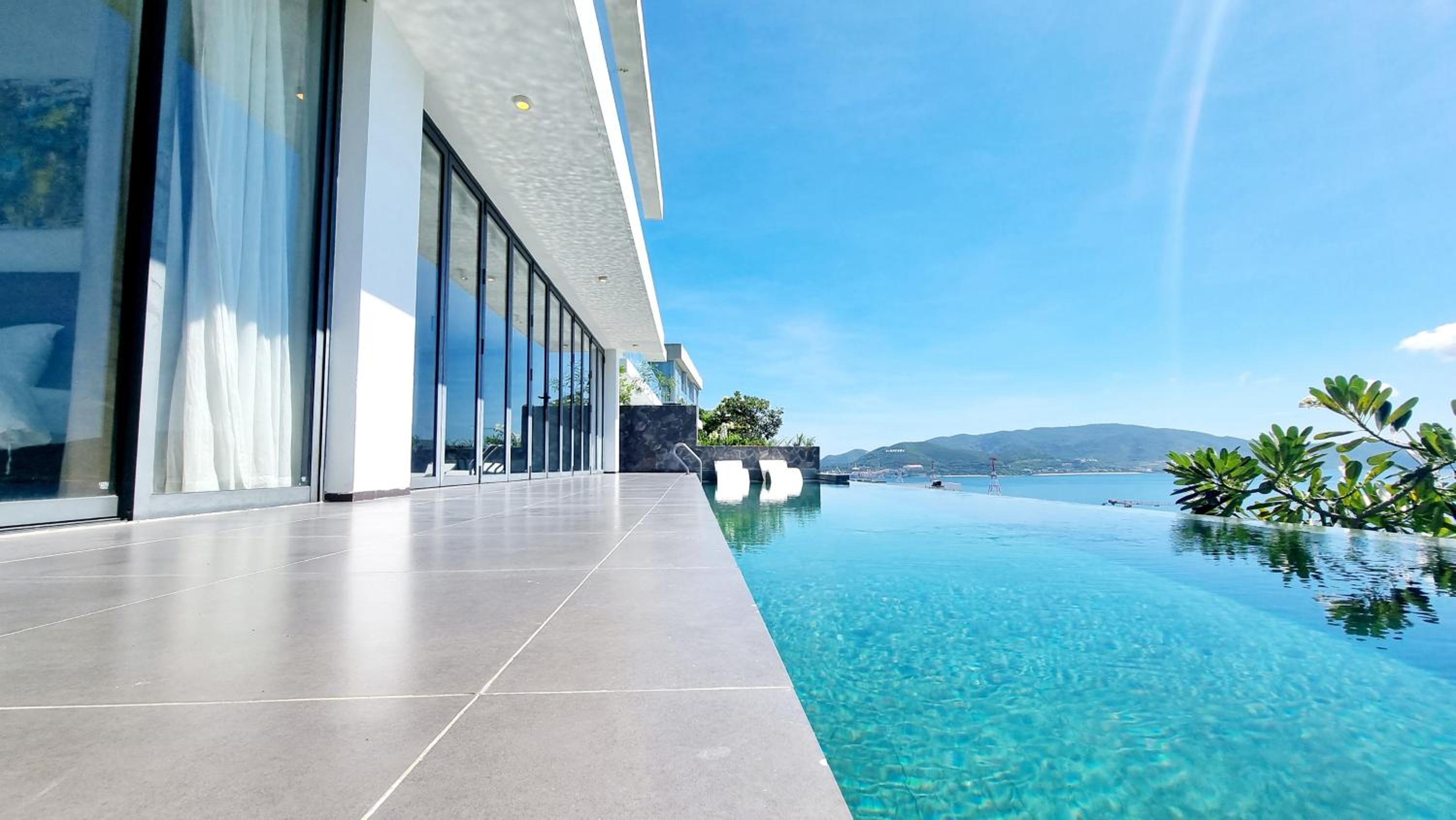 Promotion Early Booker Ocean Front Villa 500m2 with 4 bedrooms and swimming pool view 2