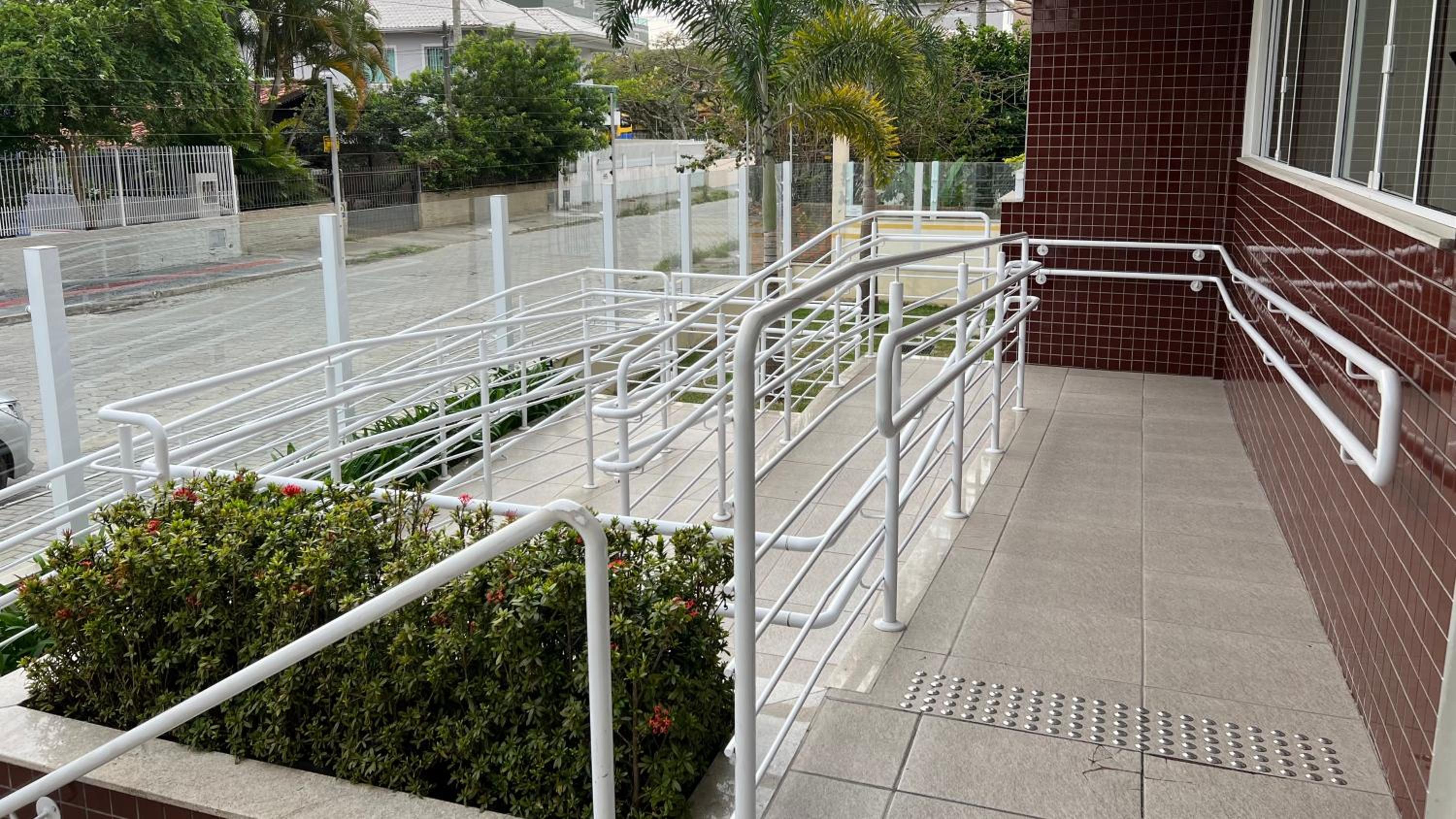 Ap Top Canasvieiras 01 - Apartamento em Canasvieiras com piscina e 2 garagens