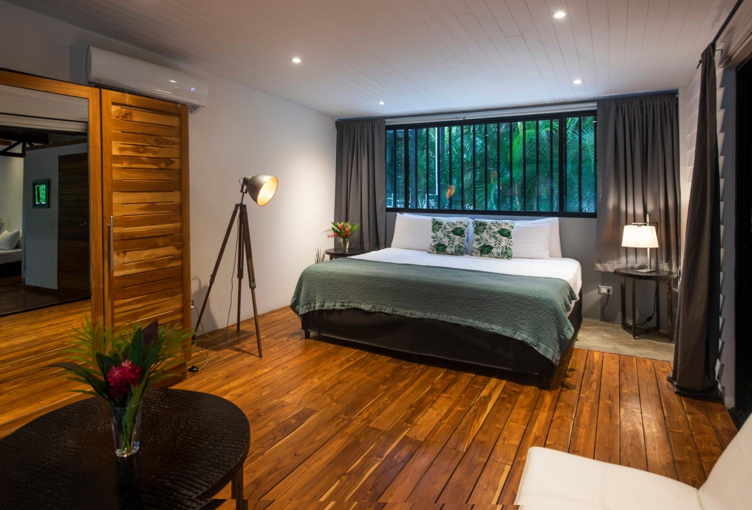 The Jungle Loft, 7 min Walk to Guiones beach + Jacuzzi