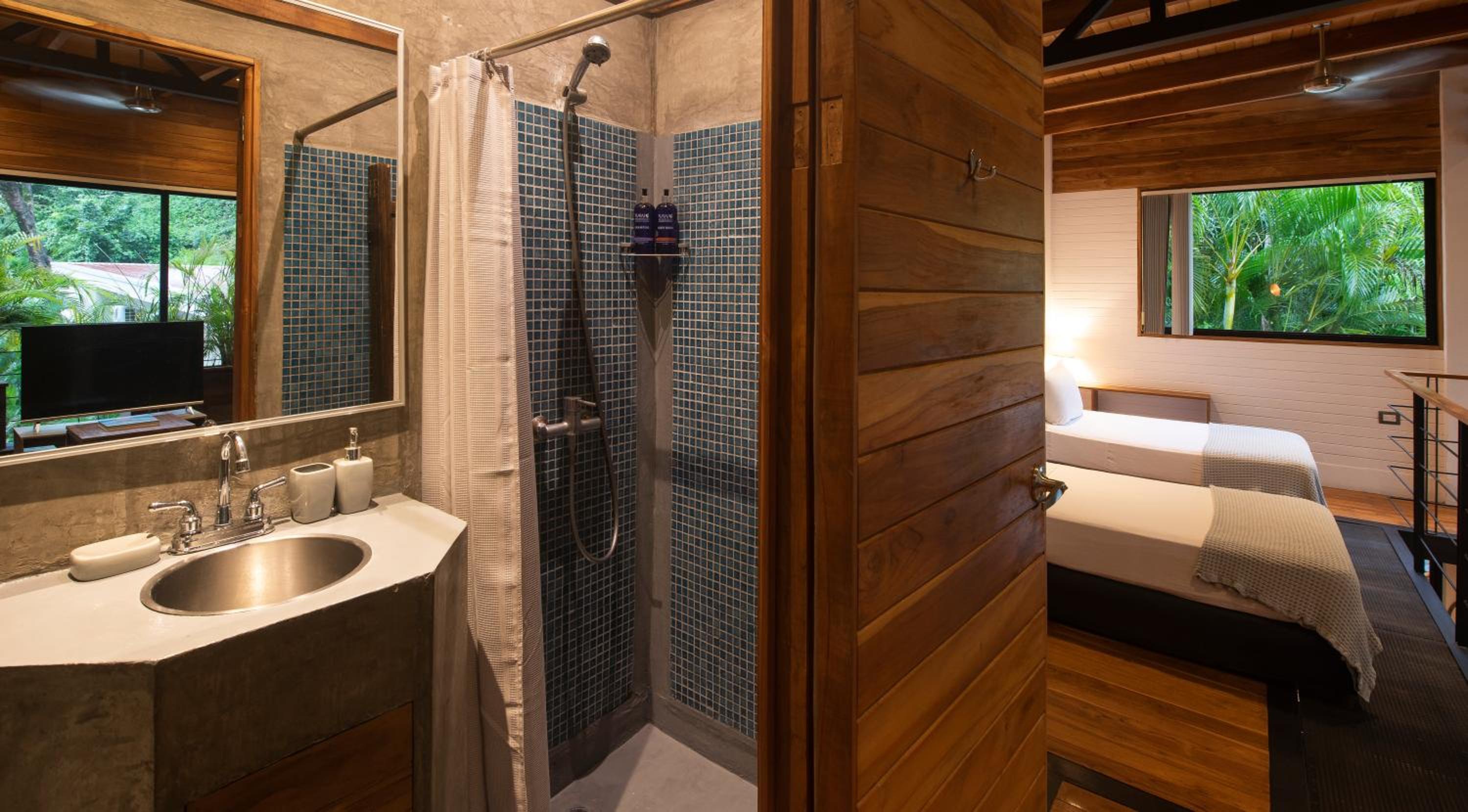 The Jungle Loft, 7 min Walk to Guiones beach + Jacuzzi