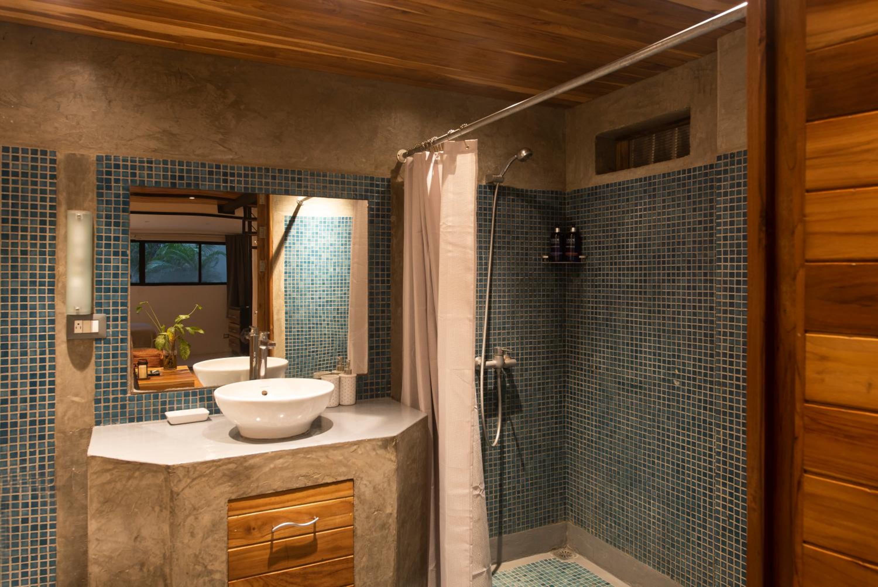 The Jungle Loft, 7 min Walk to Guiones beach + Jacuzzi
