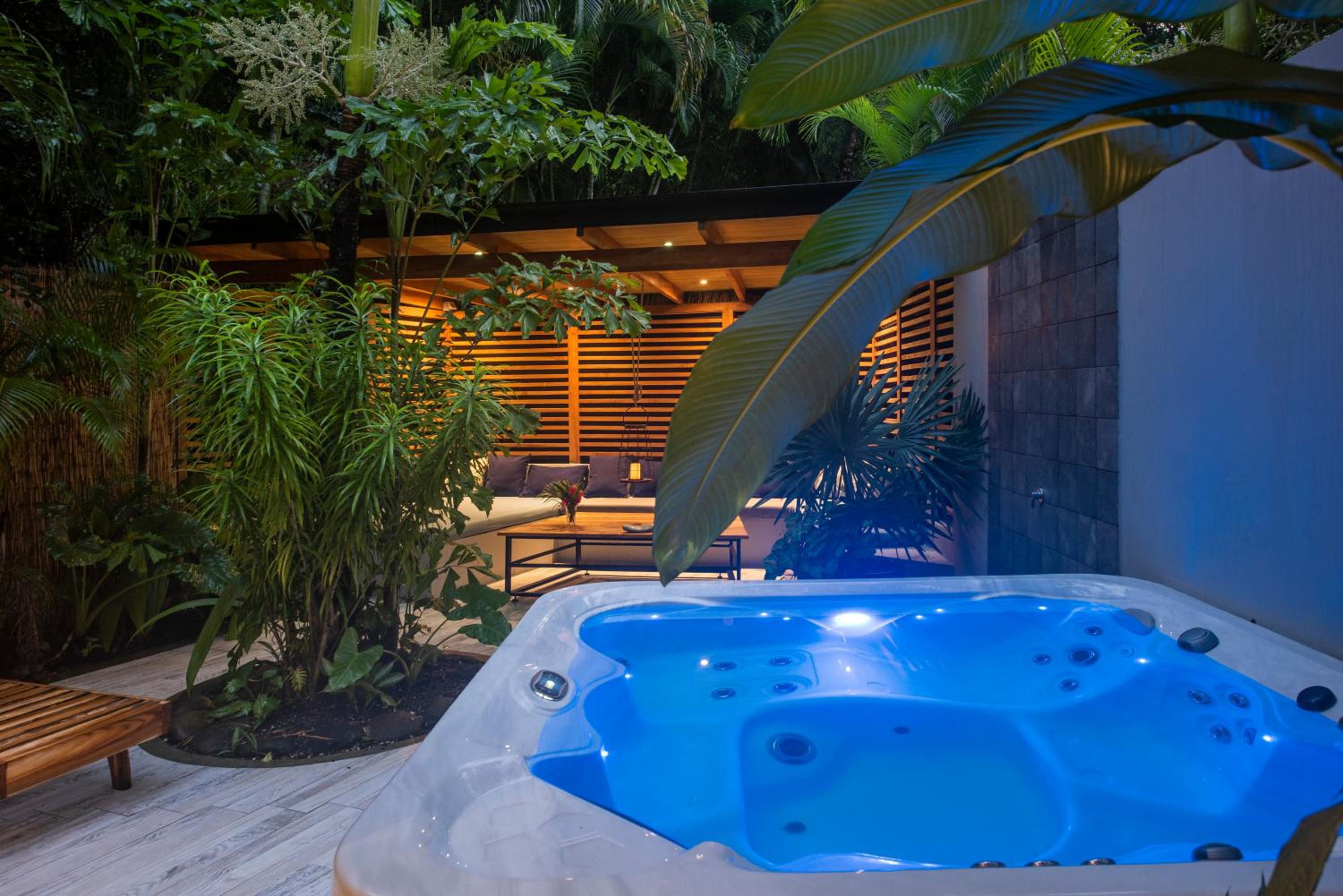 The Jungle Loft, 7 min Walk to Guiones beach + Jacuzzi