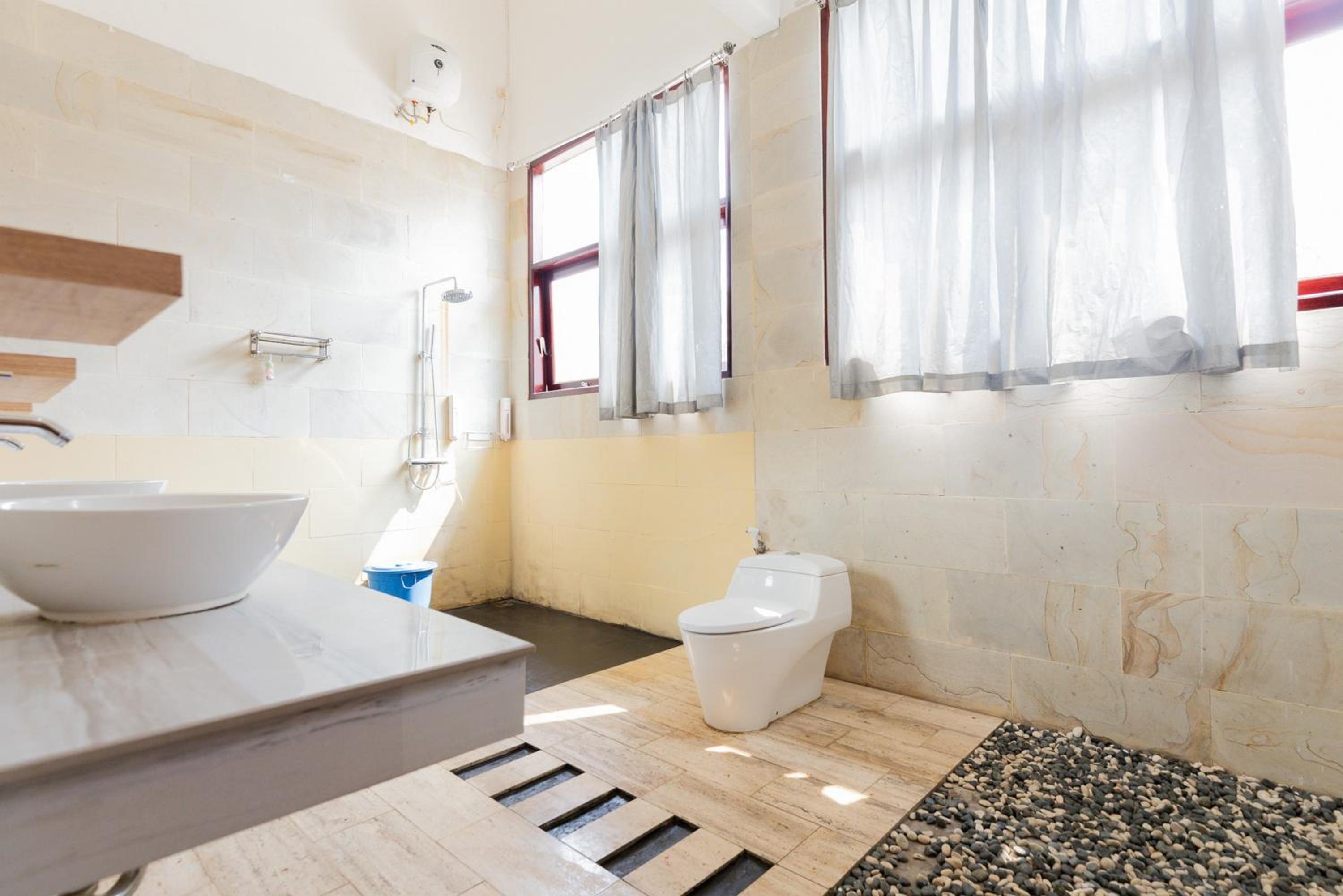 RedDoorz Premium near Stasiun Lenteng Agung