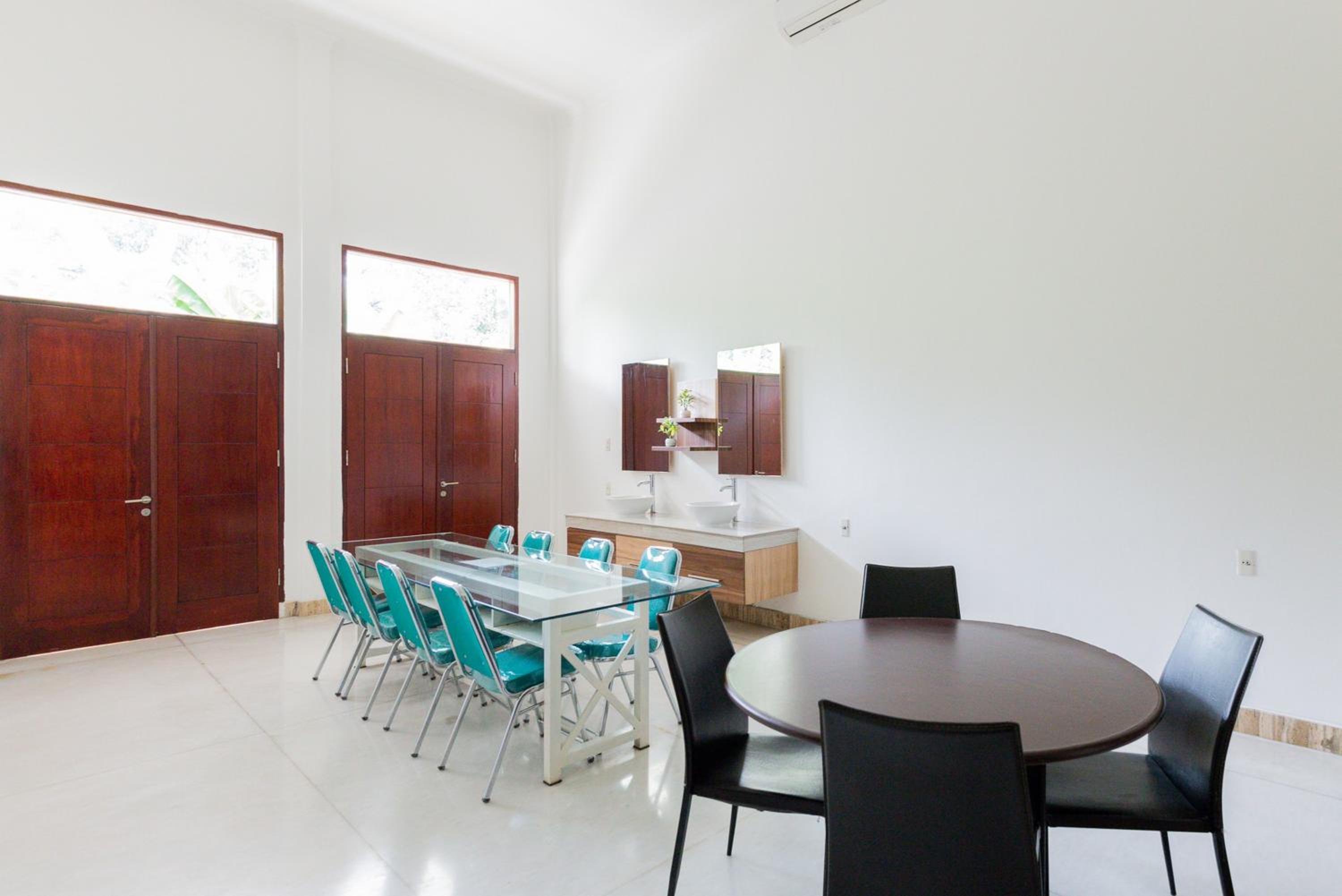 RedDoorz Premium near Stasiun Lenteng Agung