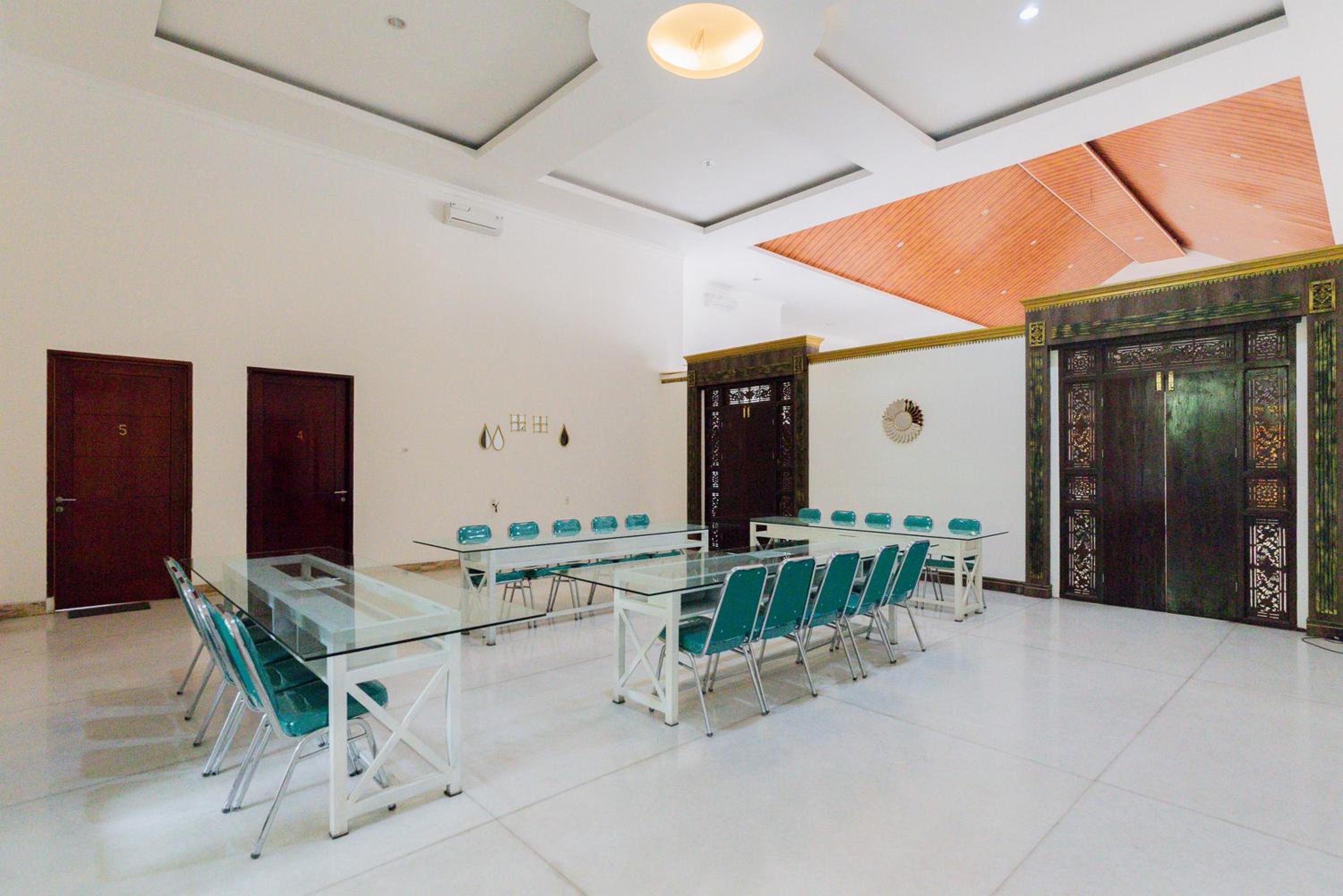 RedDoorz Premium near Stasiun Lenteng Agung