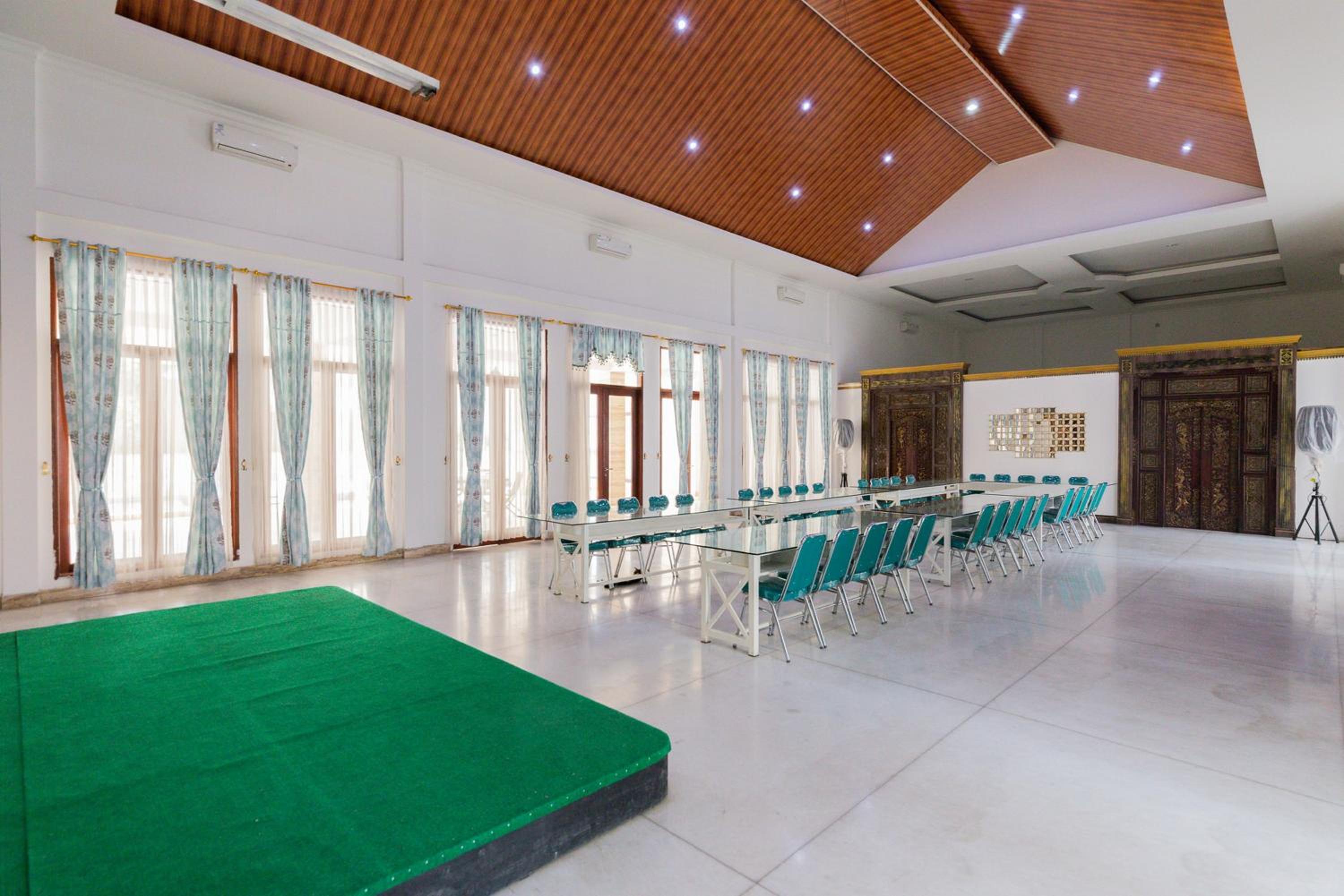 RedDoorz Premium near Stasiun Lenteng Agung