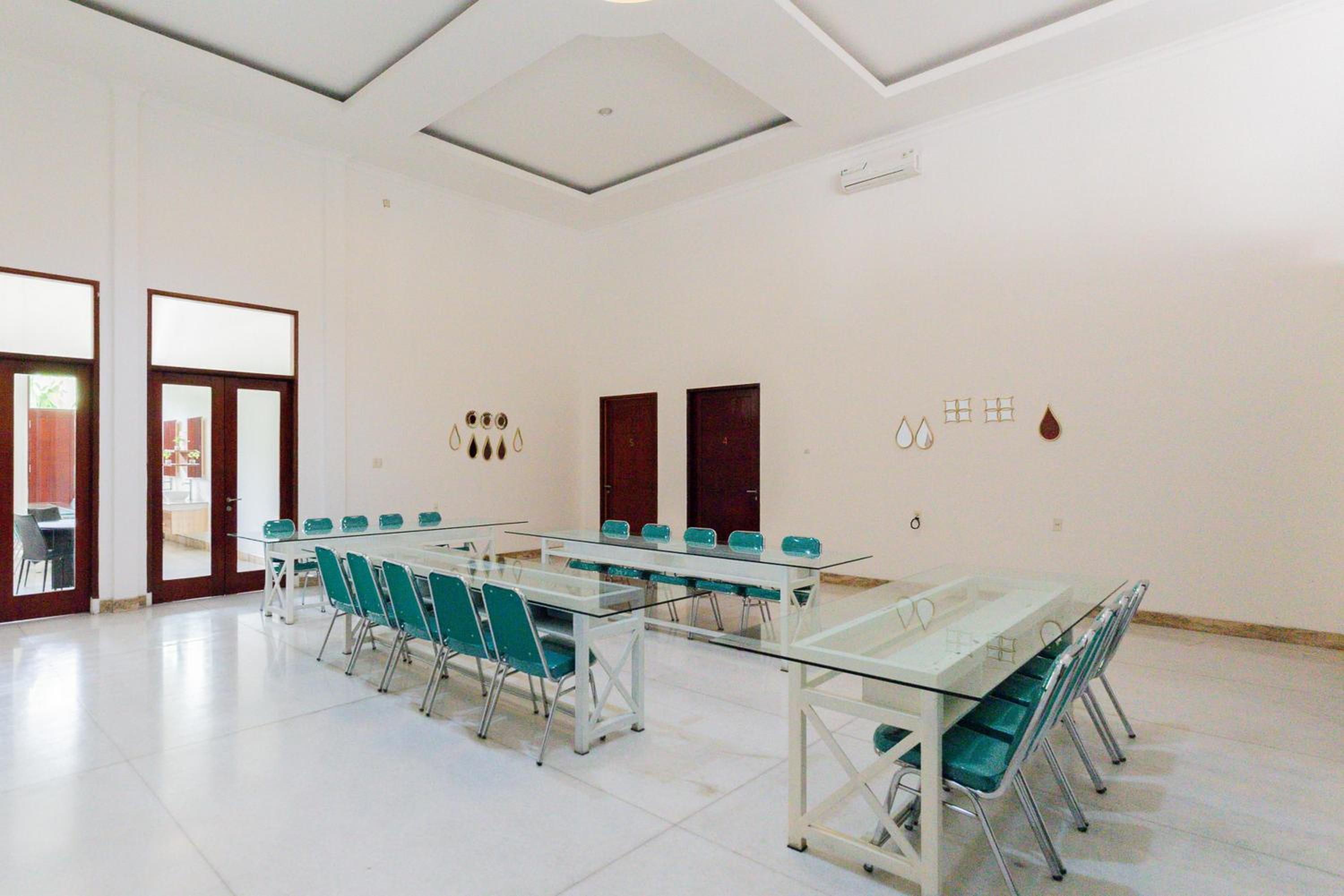 RedDoorz Premium near Stasiun Lenteng Agung