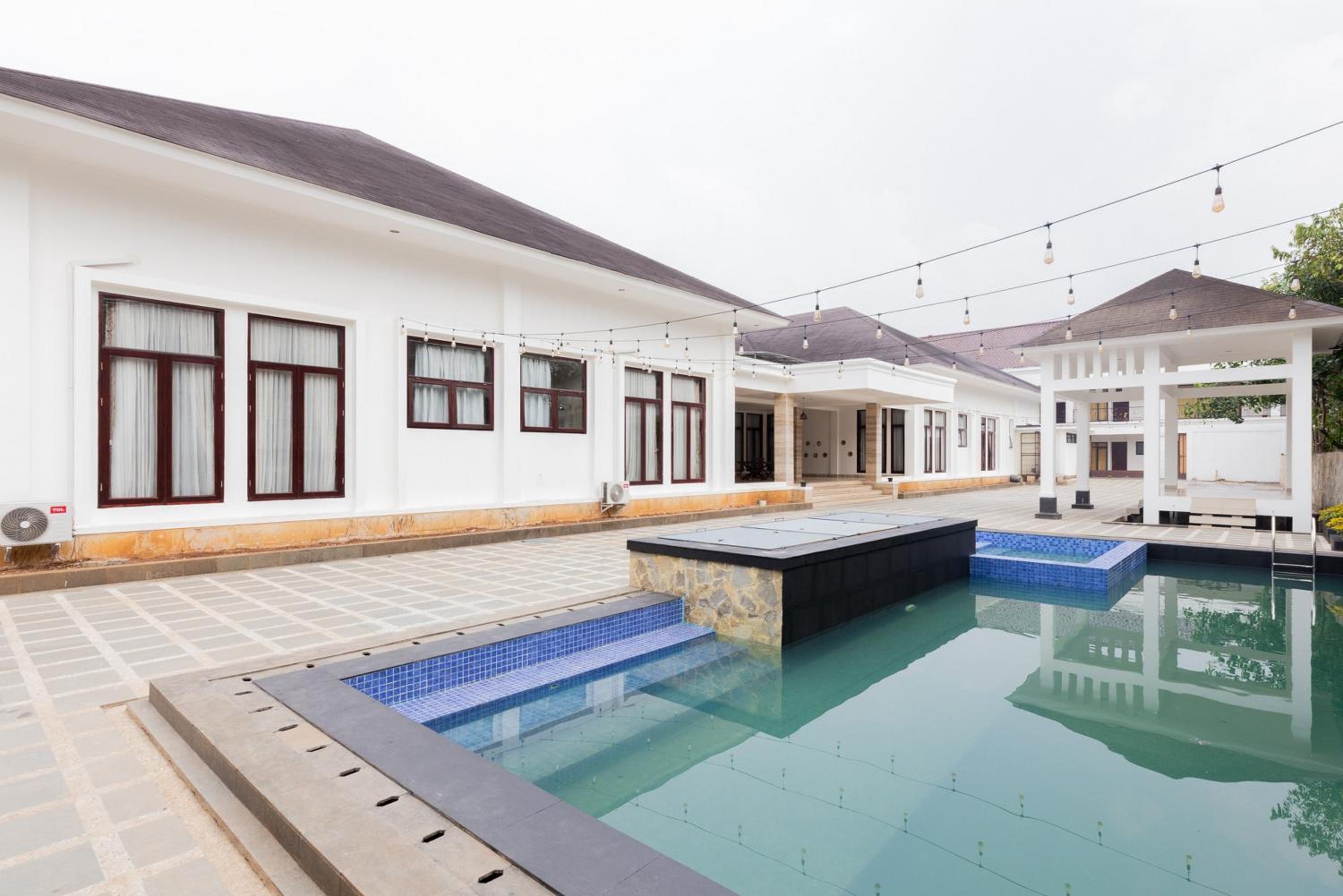 RedDoorz Premium near Stasiun Lenteng Agung