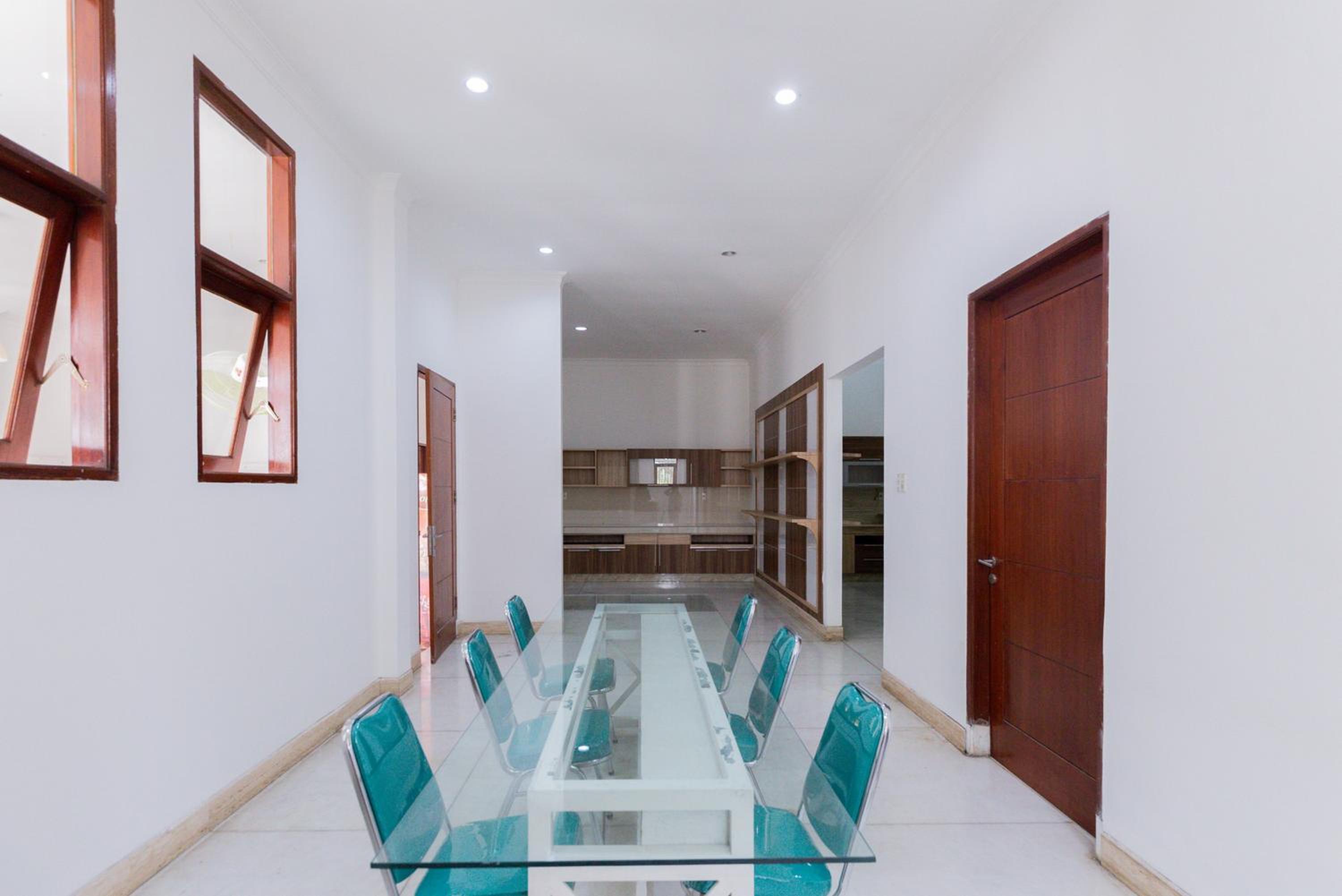 RedDoorz Premium near Stasiun Lenteng Agung