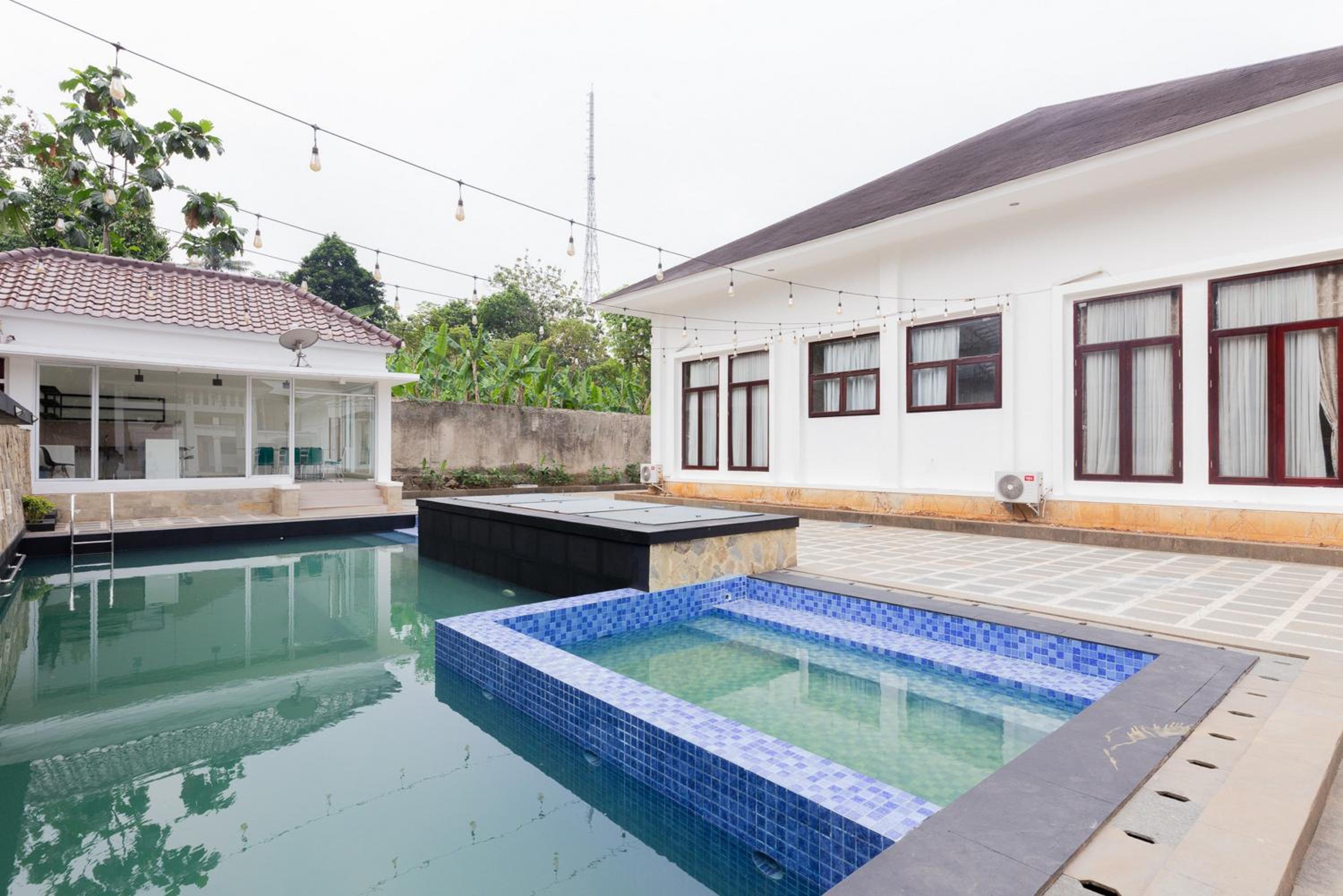 RedDoorz Premium near Stasiun Lenteng Agung