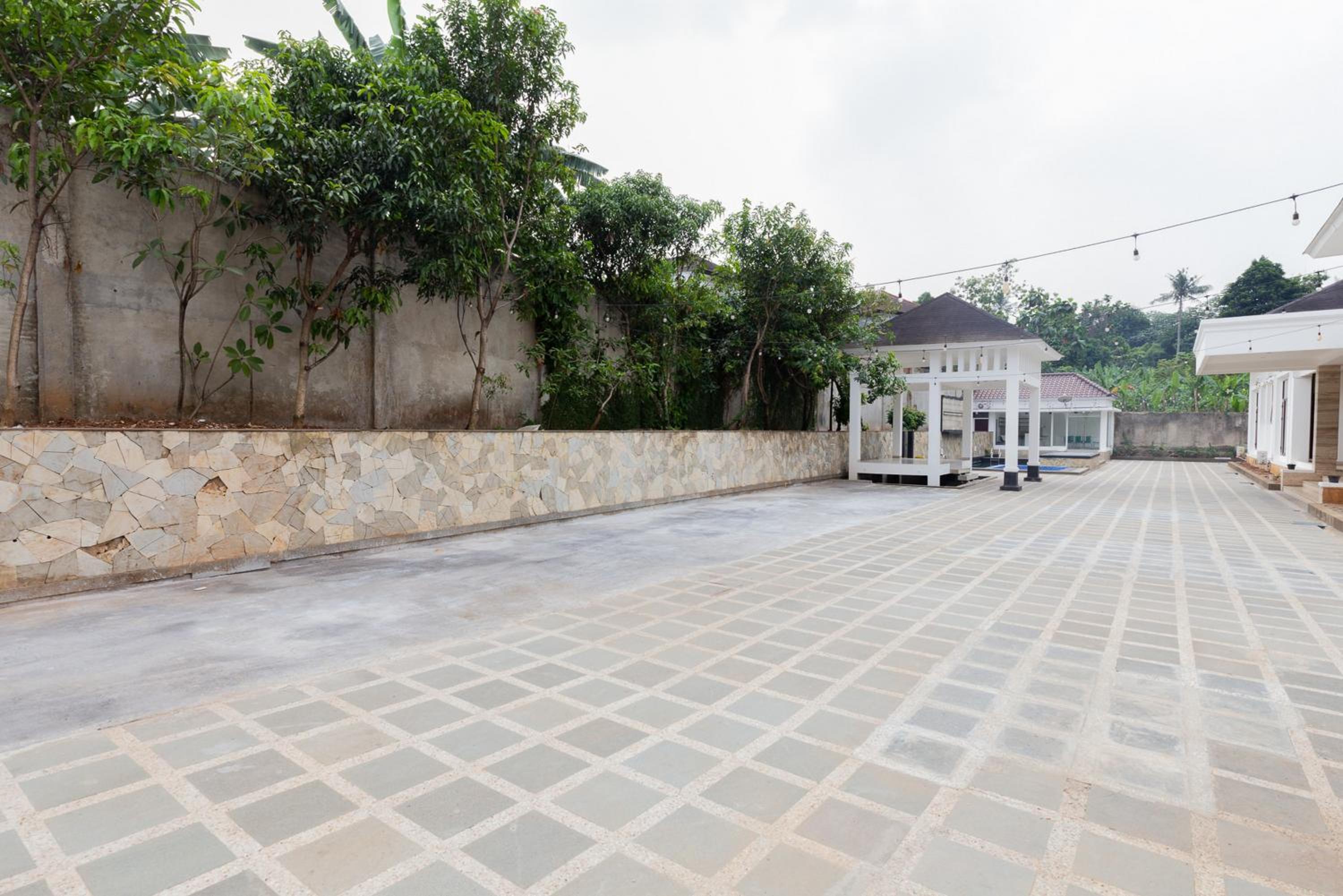 RedDoorz Premium near Stasiun Lenteng Agung