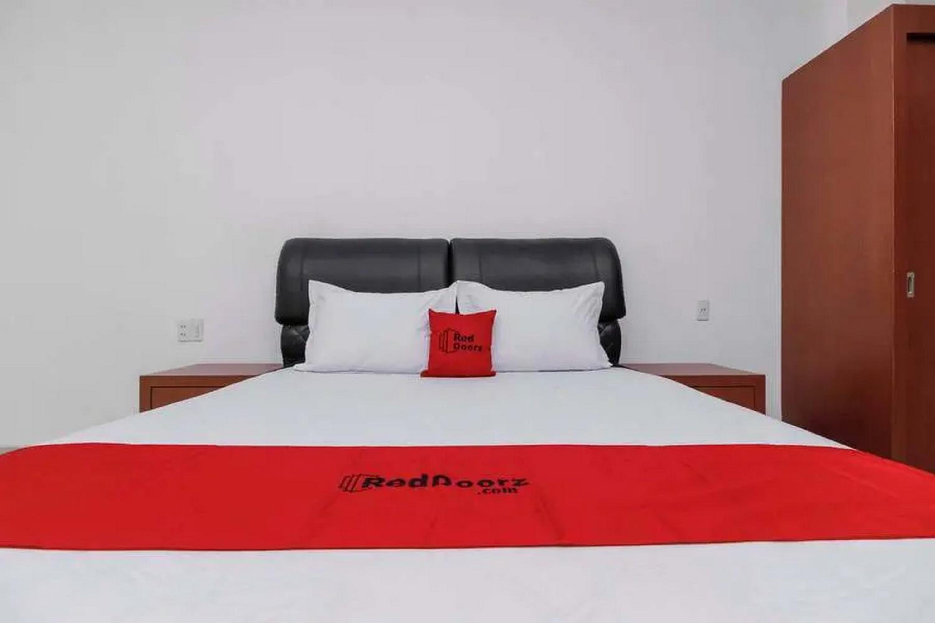 RedDoorz Premium near Stasiun Lenteng Agung