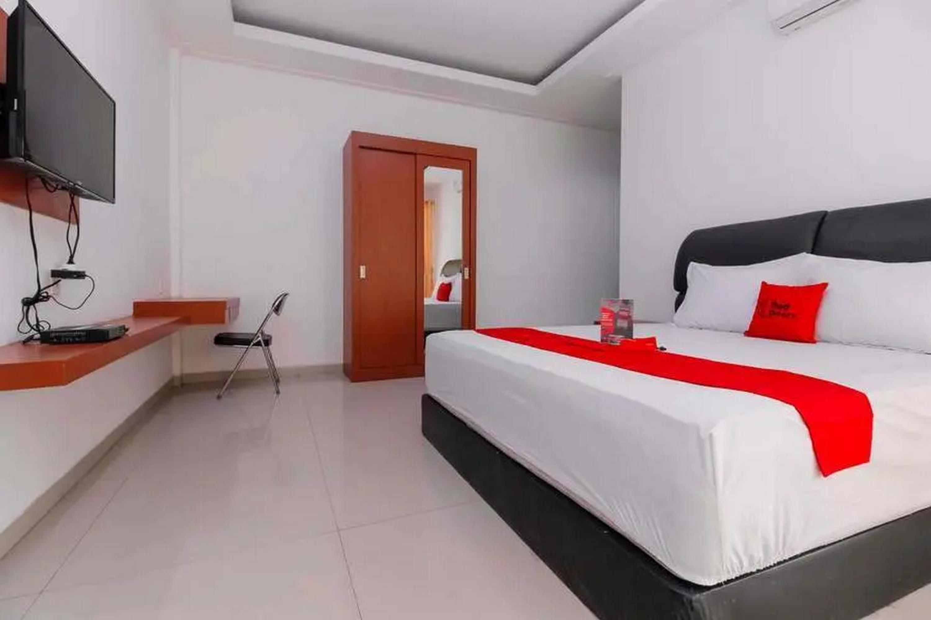 RedDoorz Premium near Stasiun Lenteng Agung