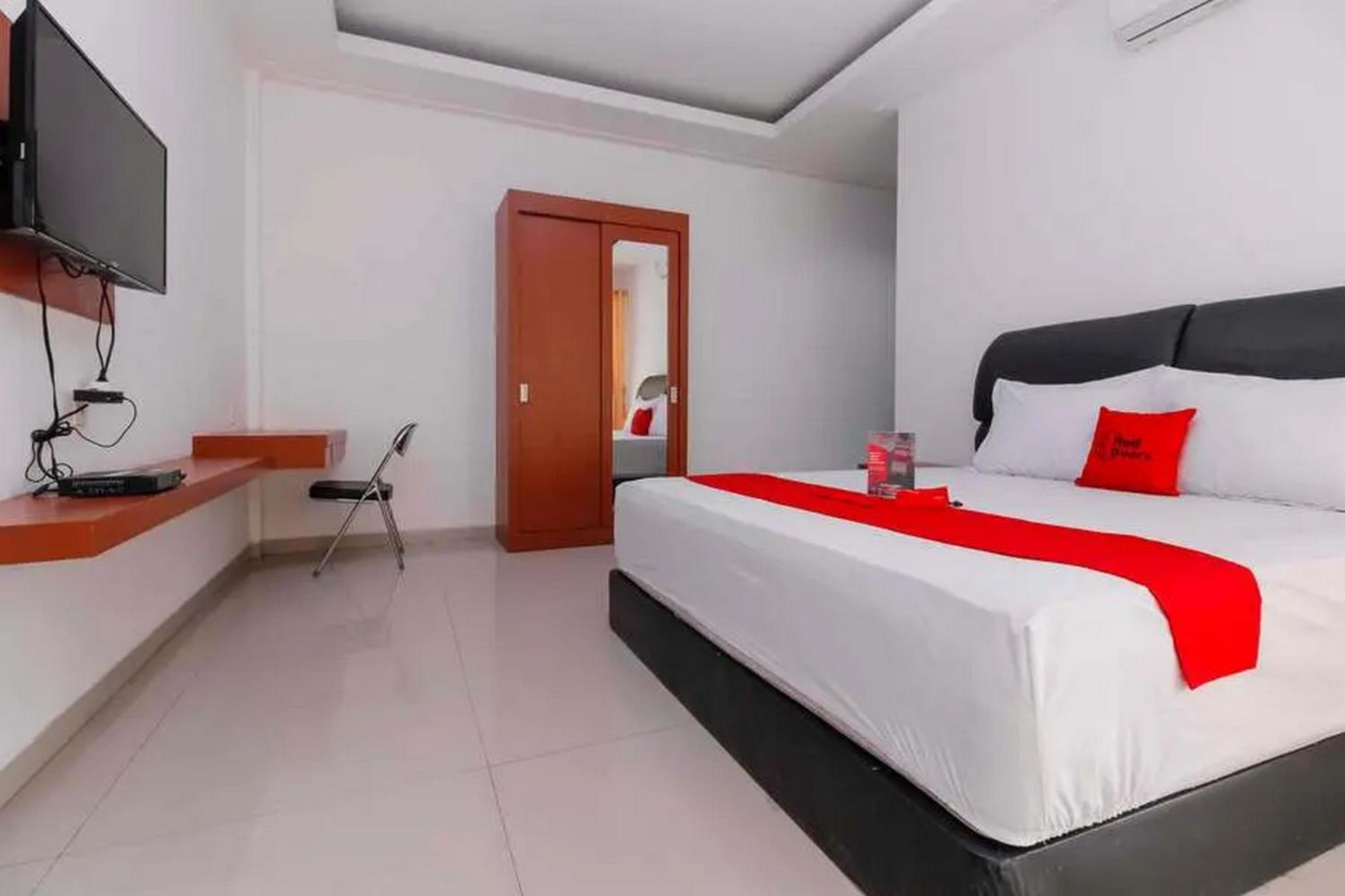 RedDoorz Premium near Stasiun Lenteng Agung