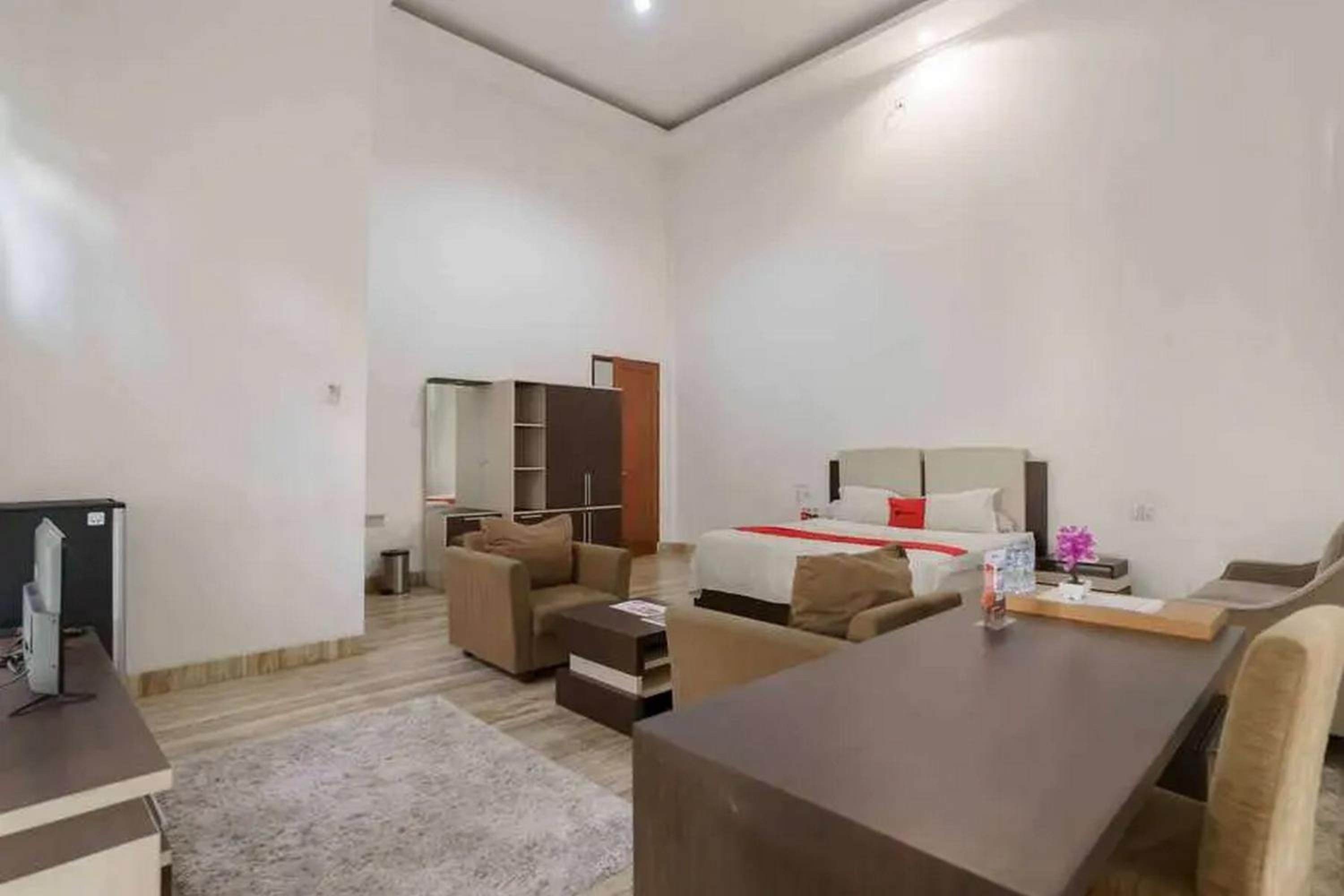 RedDoorz Premium near Stasiun Lenteng Agung