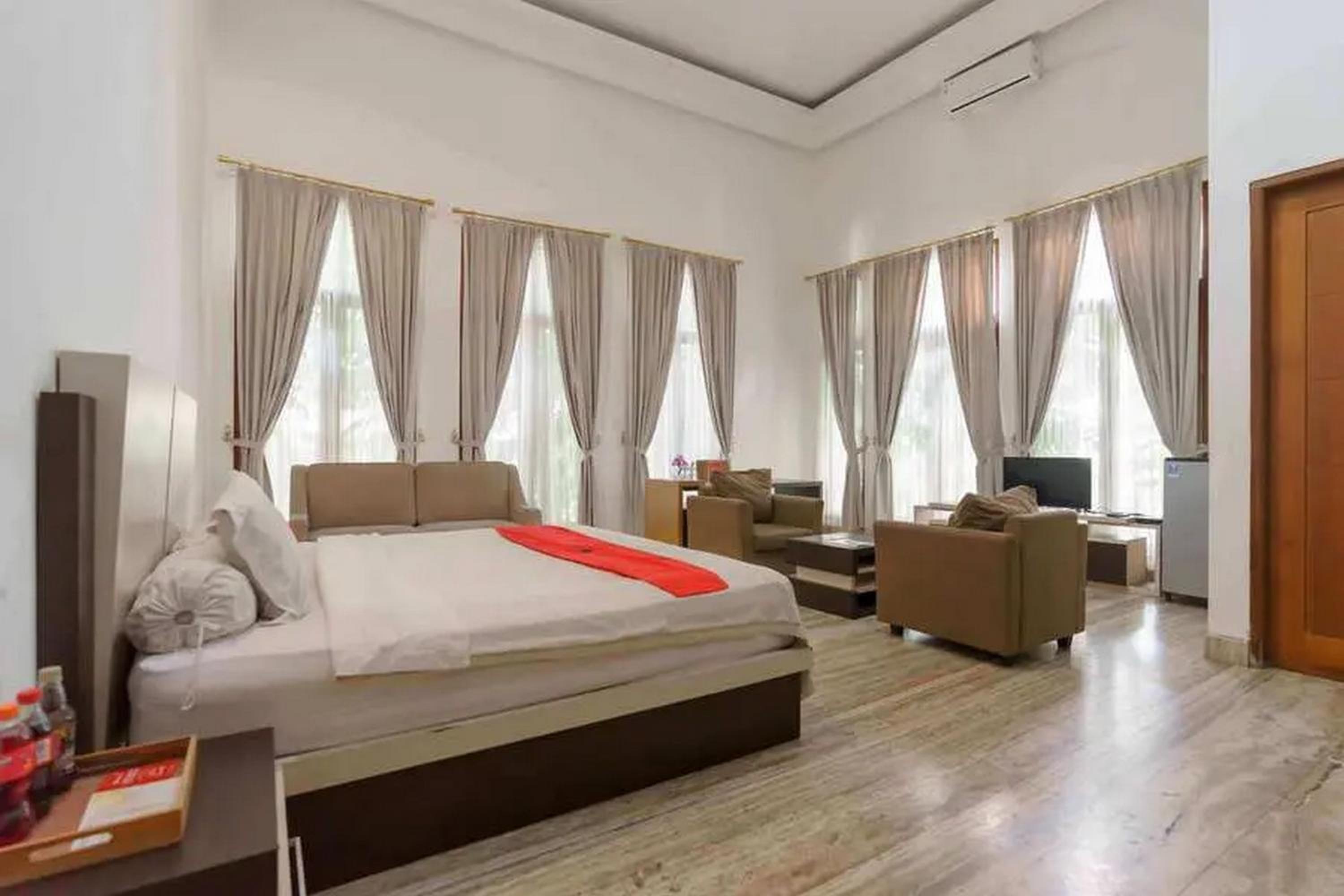 RedDoorz Premium near Stasiun Lenteng Agung