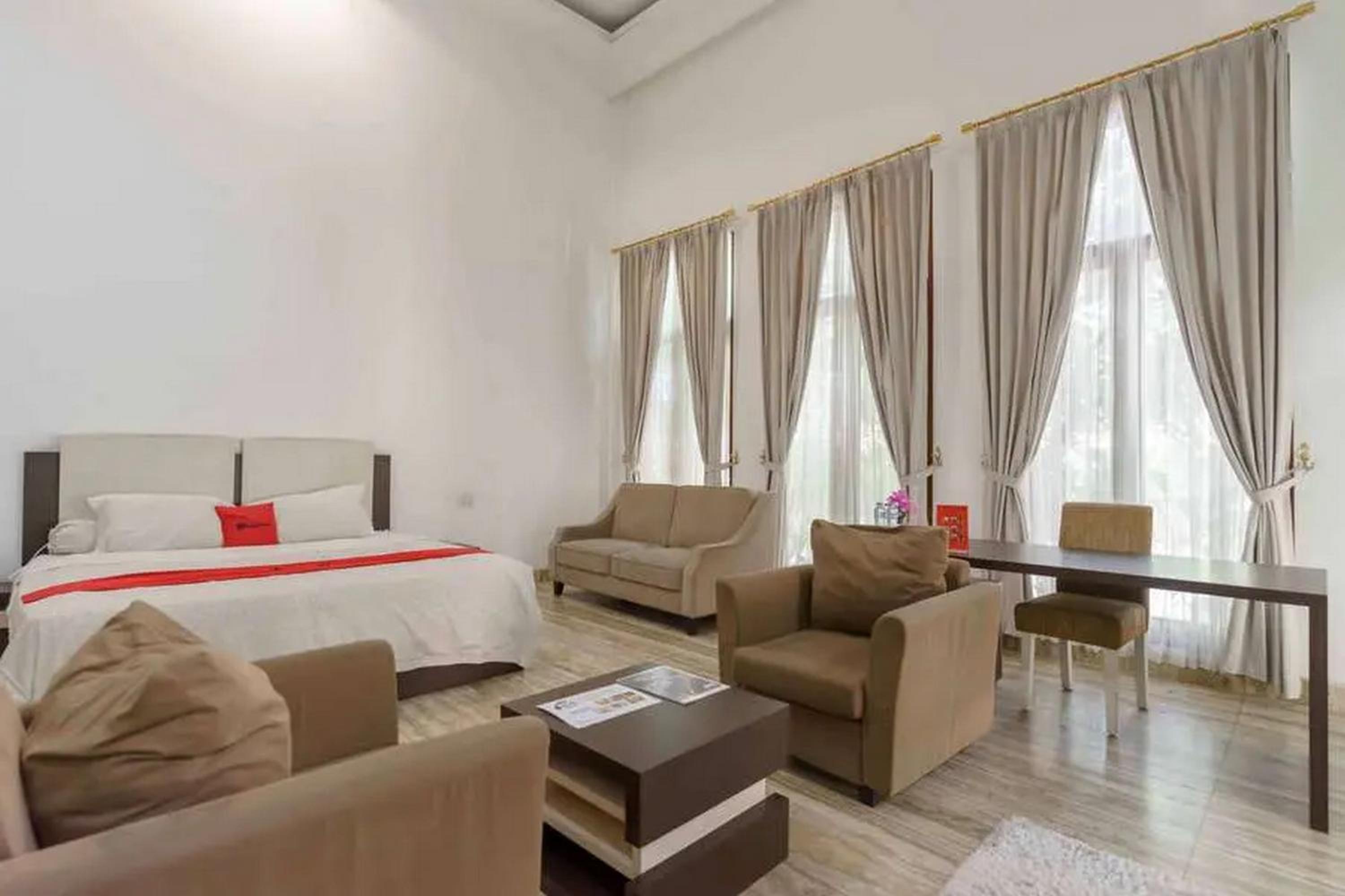 RedDoorz Premium near Stasiun Lenteng Agung