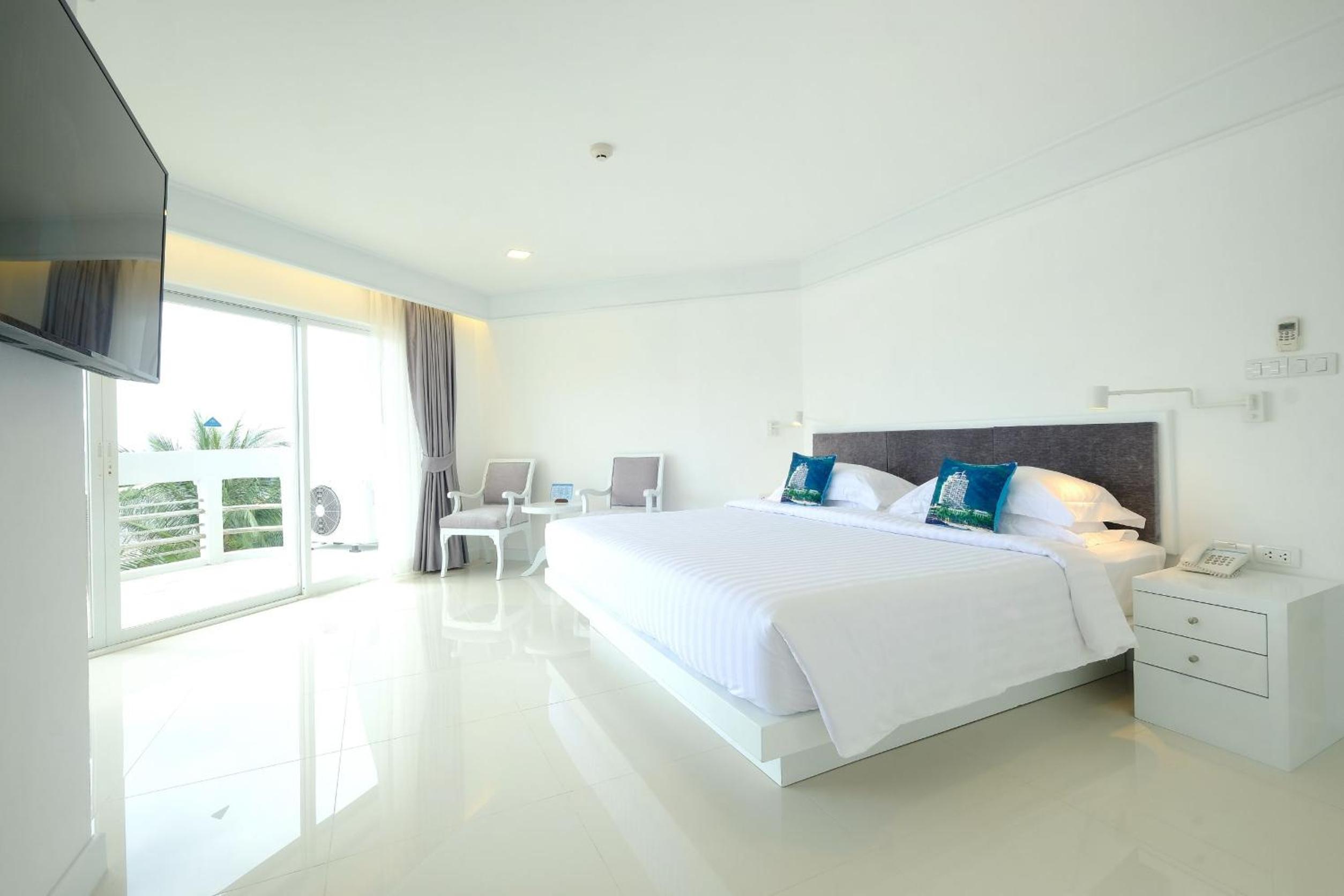Andaman Beach Suites Hotel, Patong Phuket — photo 94