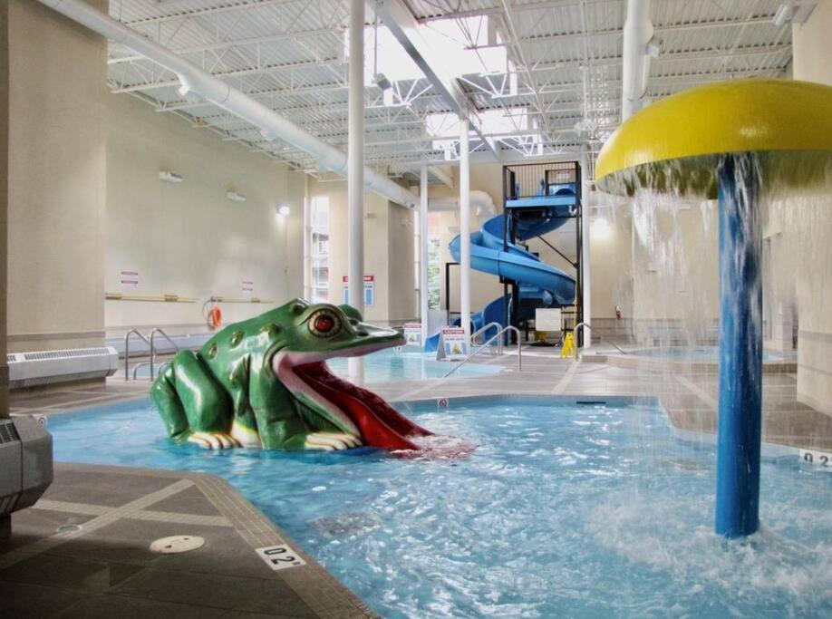 G222 Family Fun- MTN View Stay, Water slide, Pool, Hot Tub, Free Parking