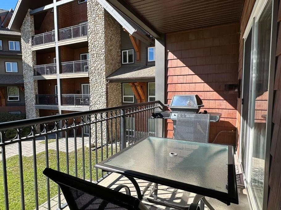 G222 Family Fun- MTN View Stay, Water slide, Pool, Hot Tub, Free Parking