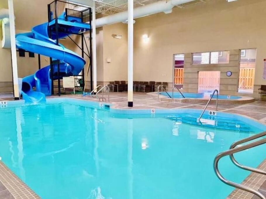 G222 Family Fun- MTN View Stay, Water slide, Pool, Hot Tub, Free Parking