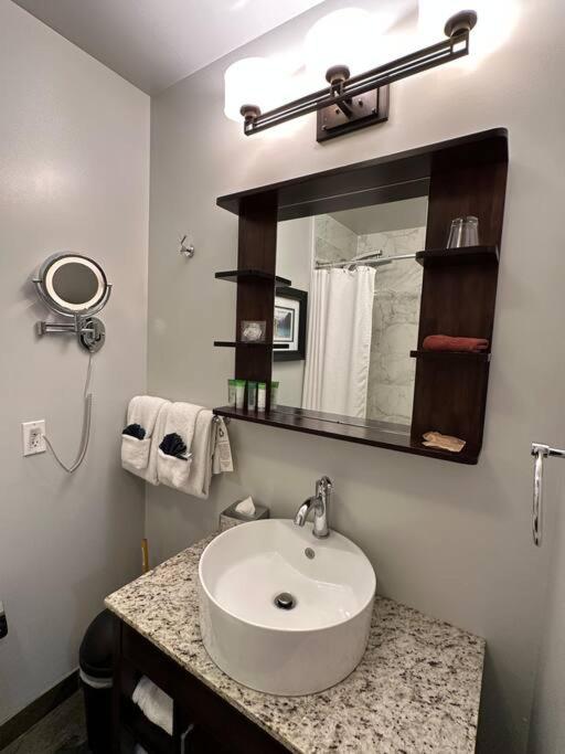 G222 Family Fun- MTN View Stay, Water slide, Pool, Hot Tub, Free Parking